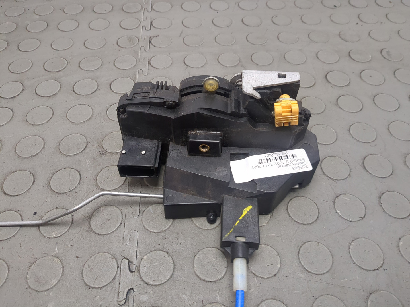 Замок двери передней левой