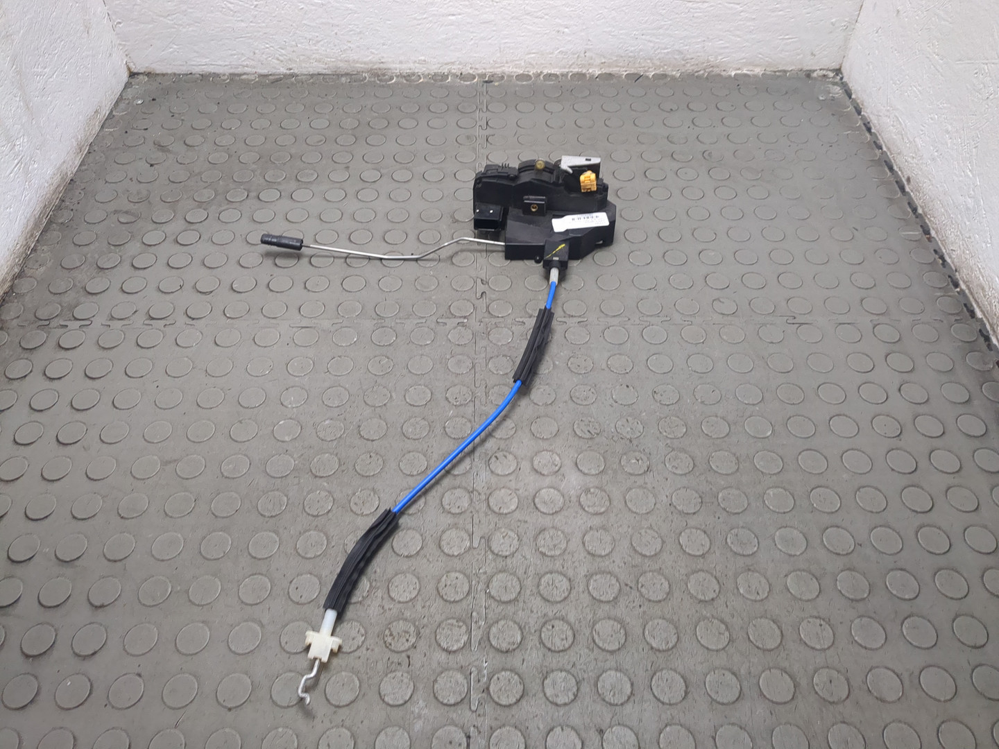 Замок двери передней левой