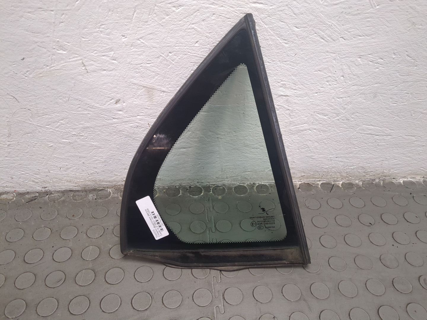 Стекло двери задней правой (форточка)