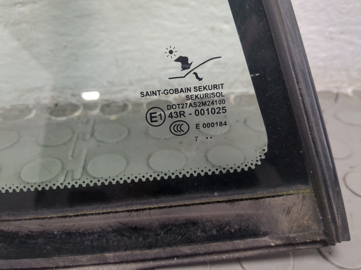 Стекло двери задней правой (форточка)