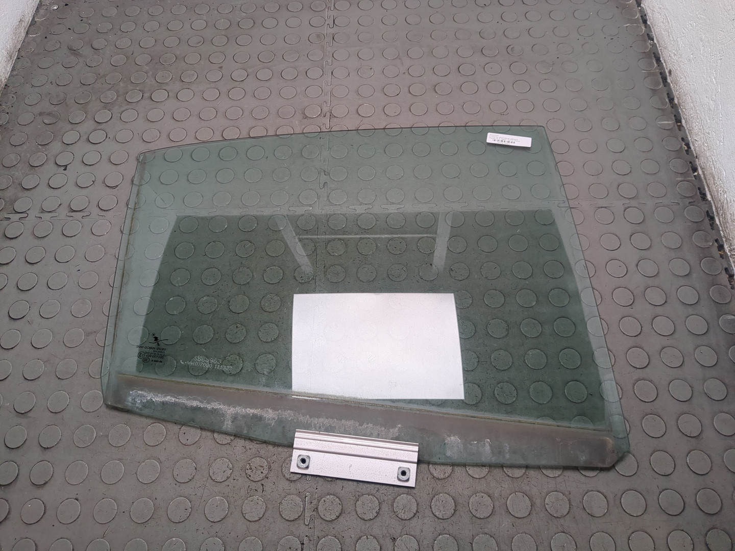 Стекло двери задней правой