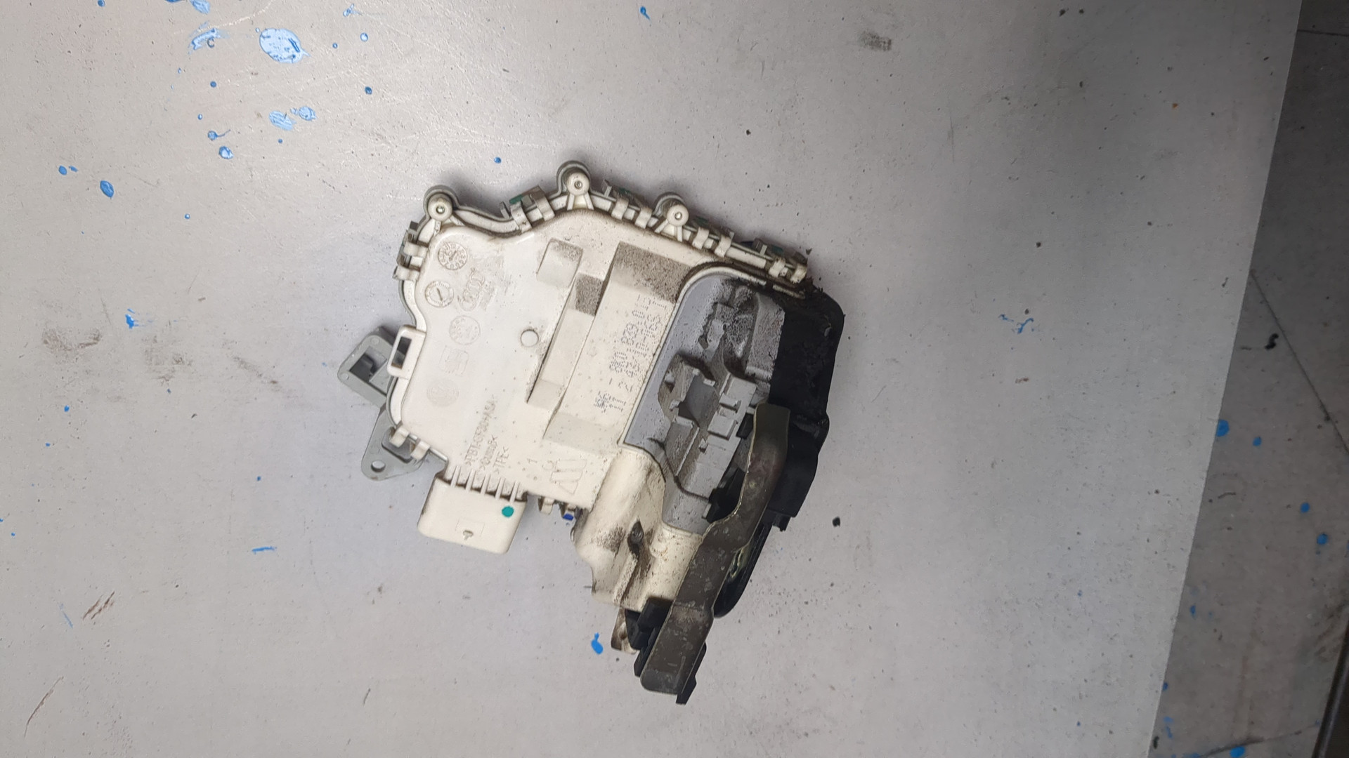 Замок двери задней левой