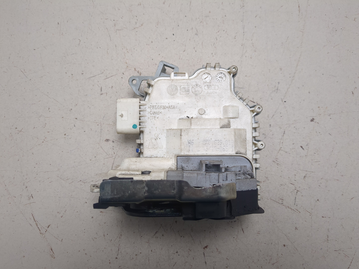 Замок двери задней левой