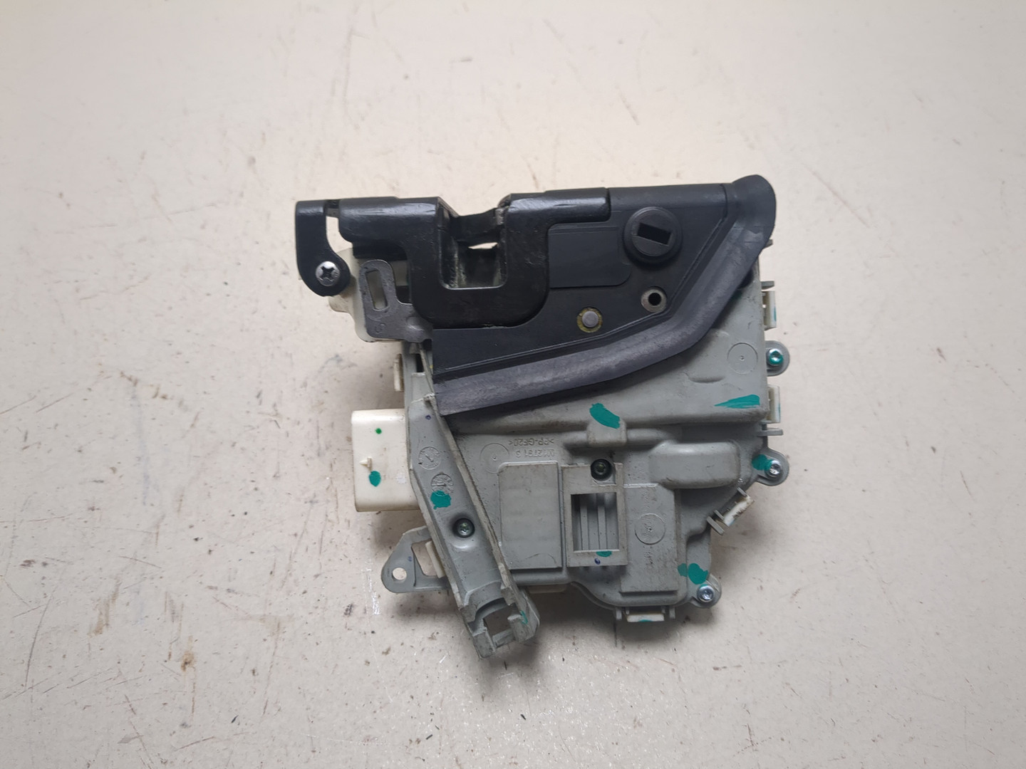 Замок двери задней левой