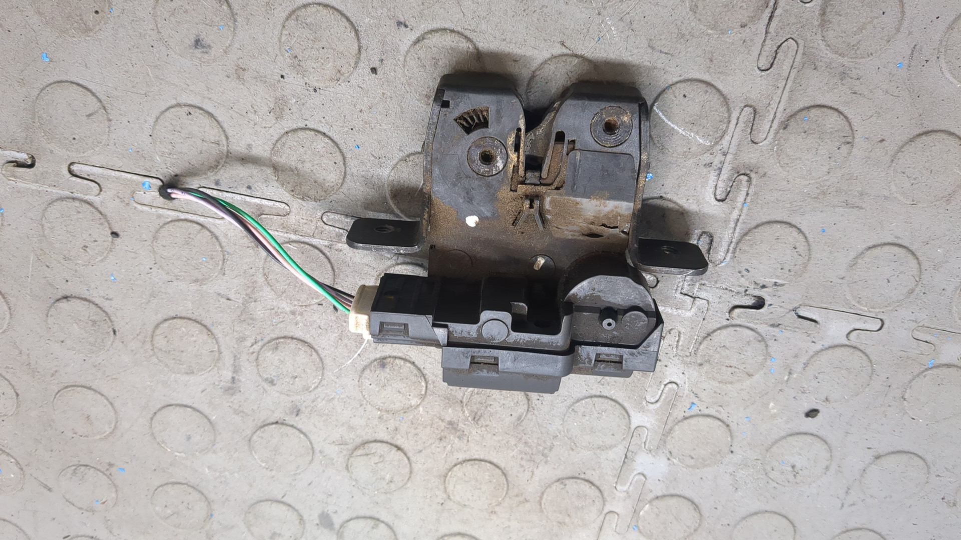 Замок багажника