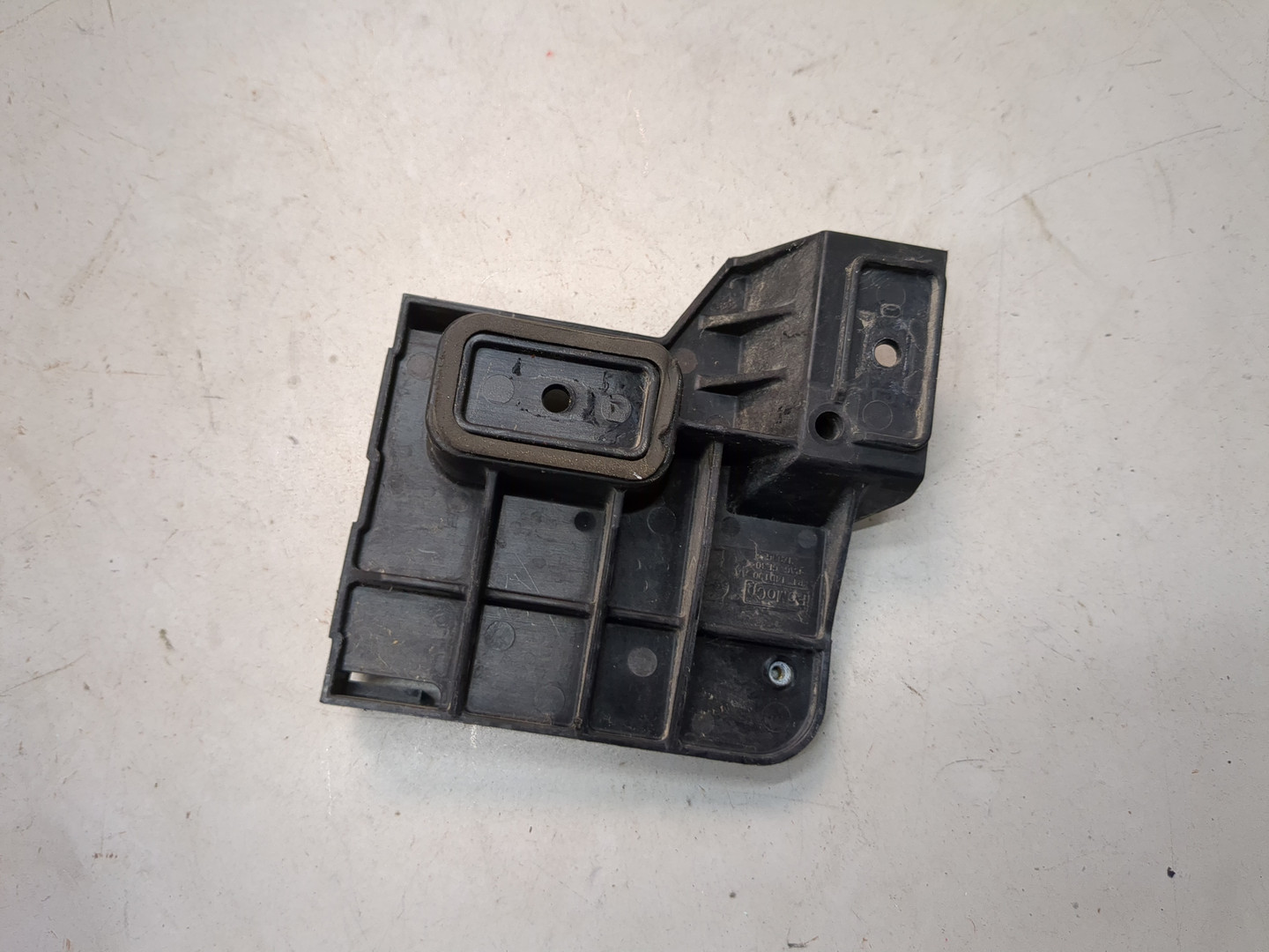 Кронштейн заднего бампера левый