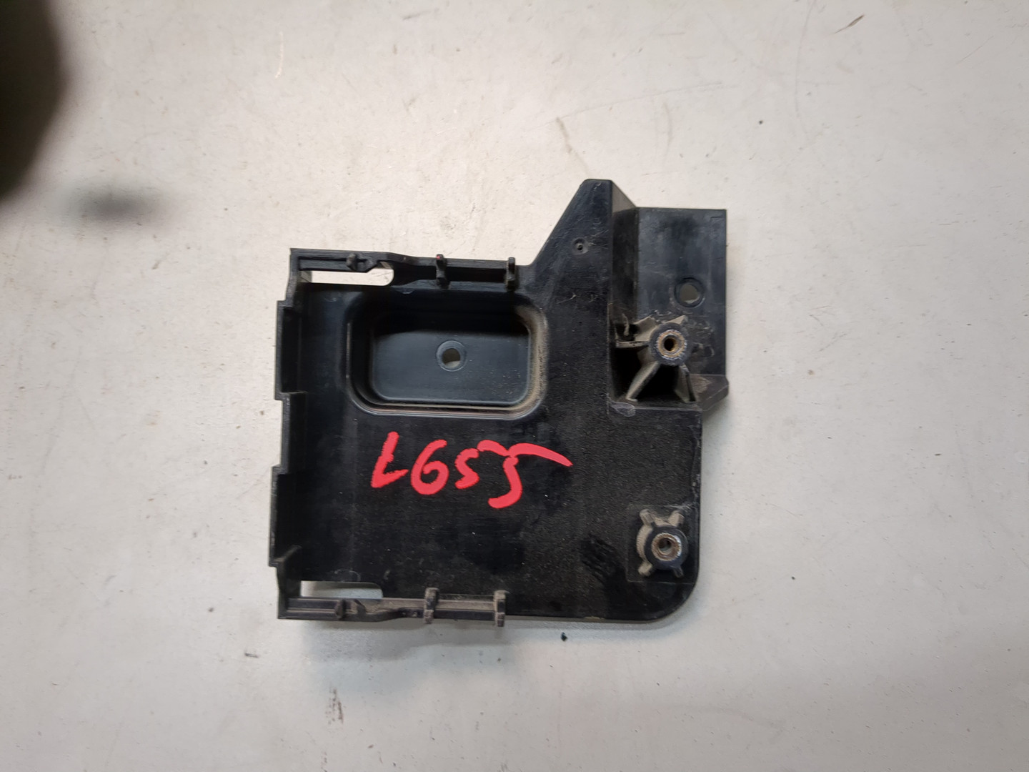 Кронштейн заднего бампера правый