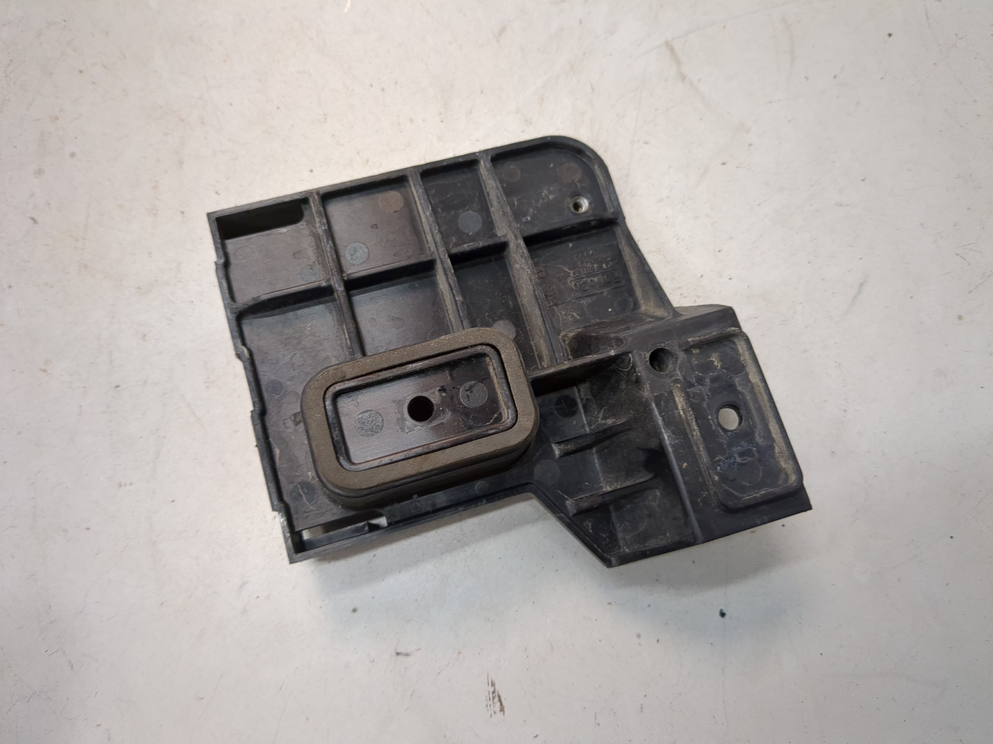 Кронштейн заднего бампера правый