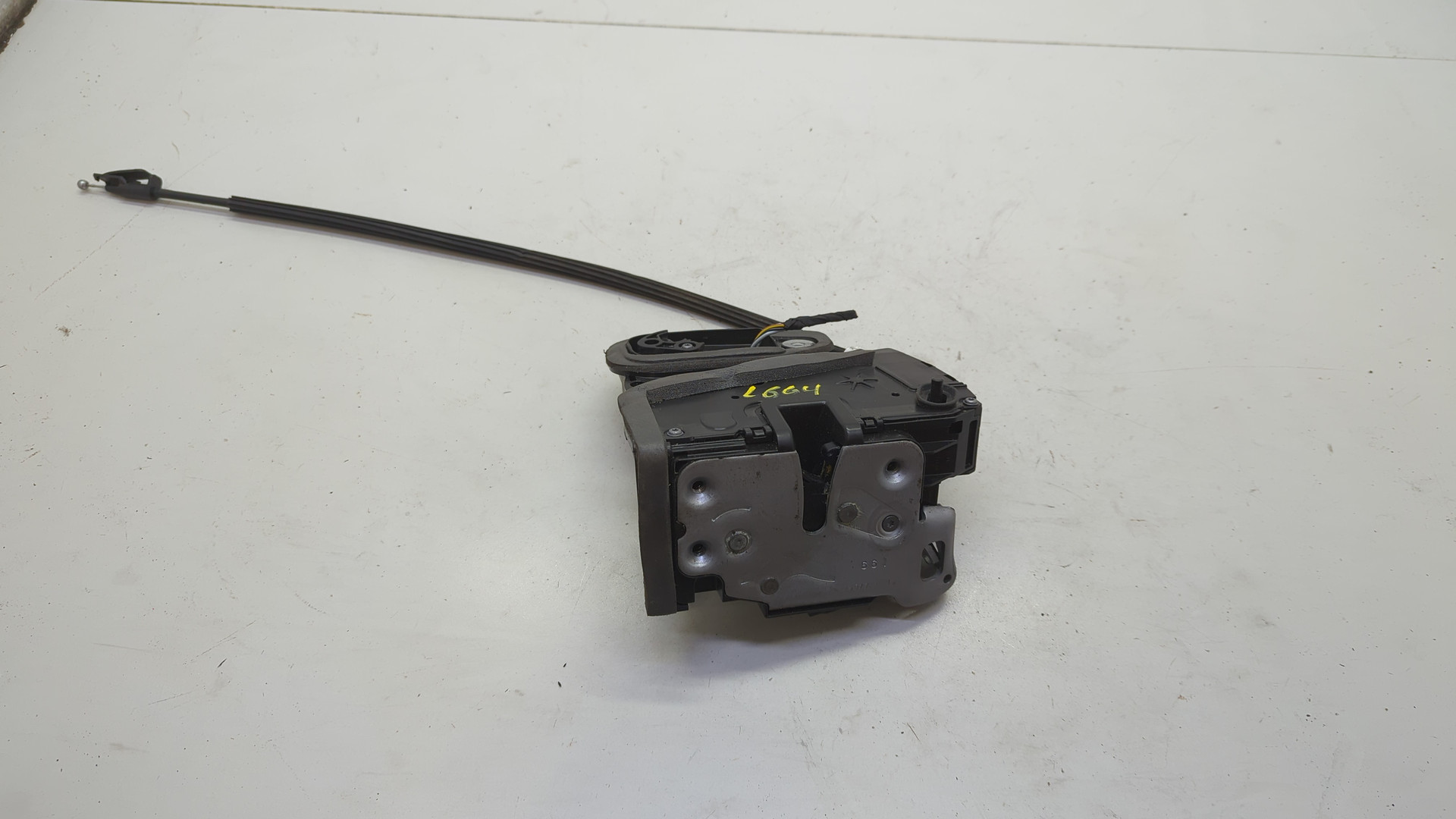 Замок двери задней левой