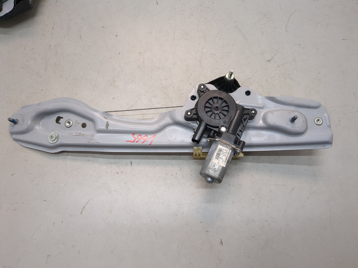 Стеклоподъемник электр. задний правый