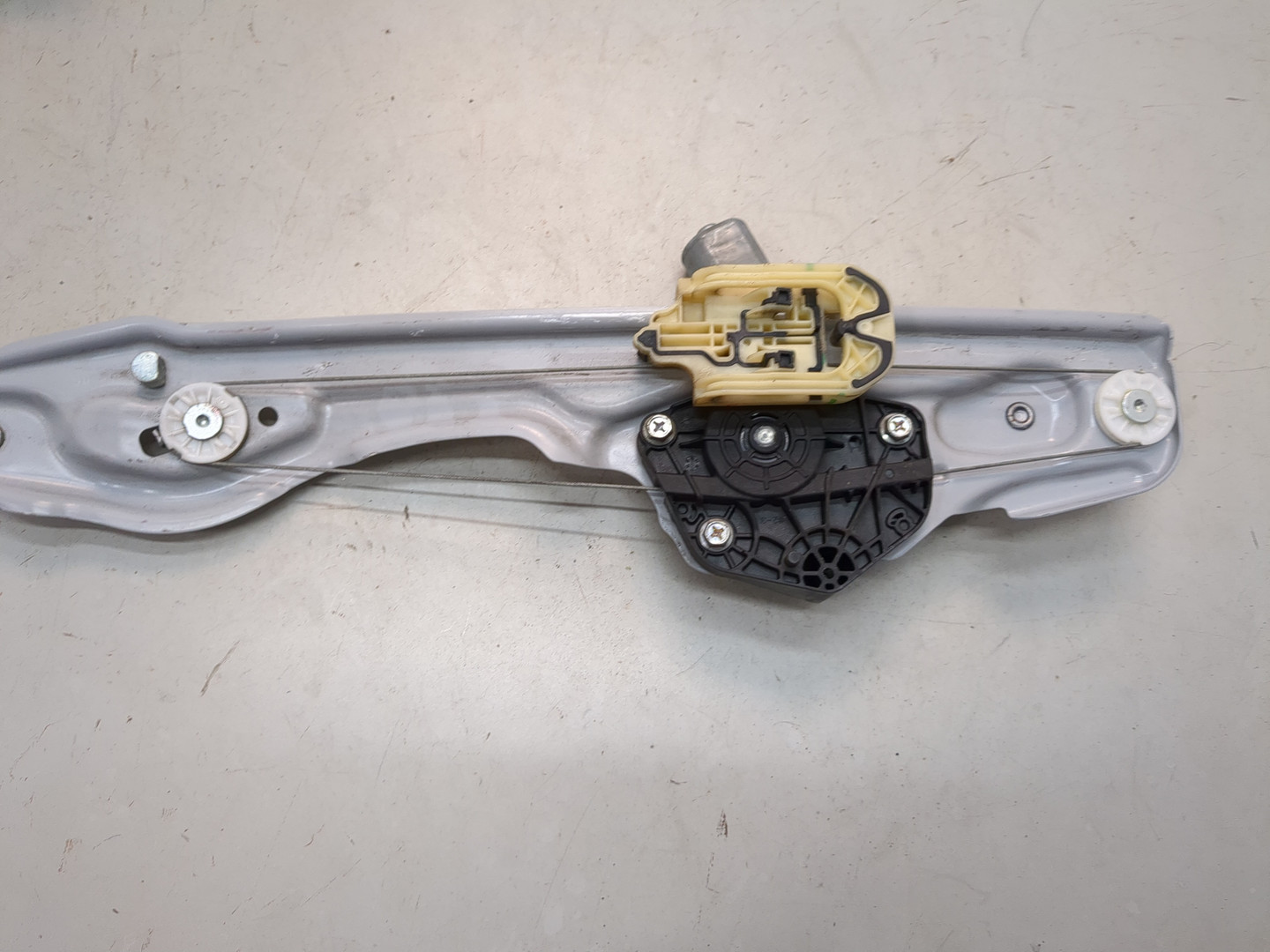 Стеклоподъемник электр. задний правый