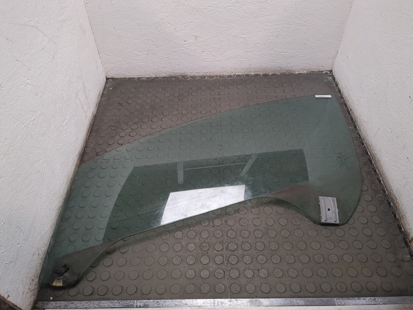 Стекло двери передней левой