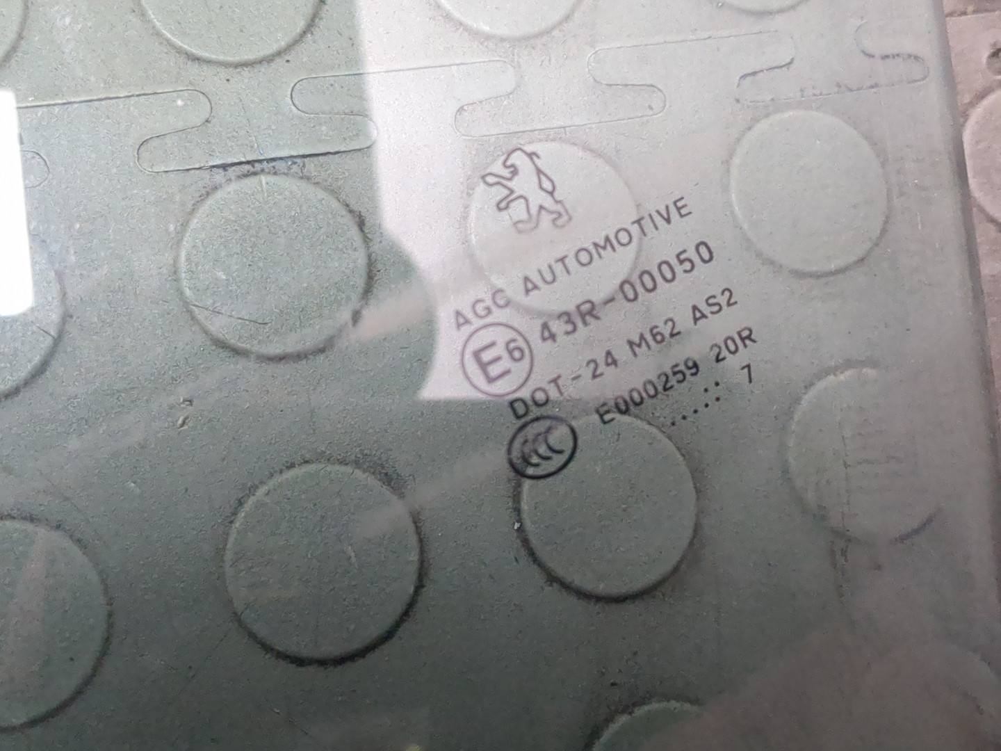 Стекло двери передней левой