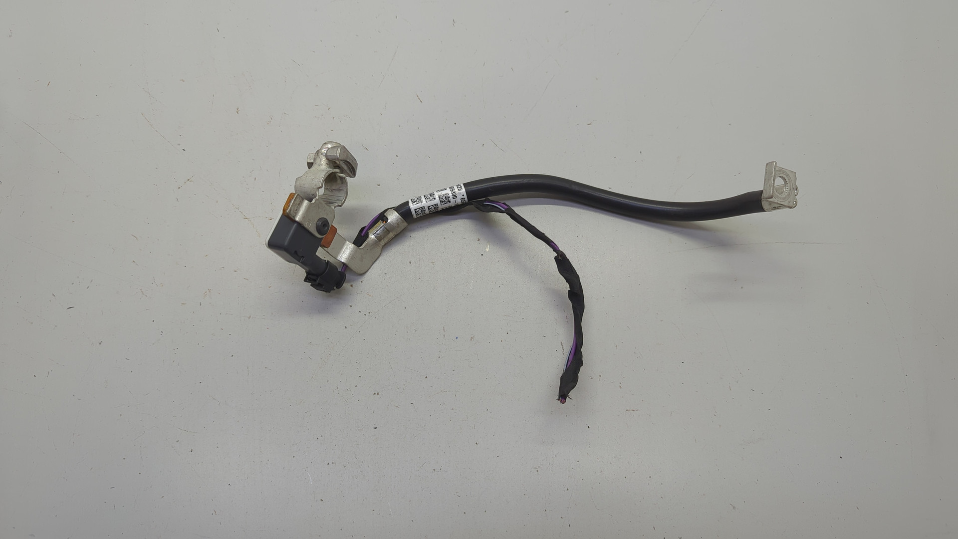 Клемма аккумулятора -