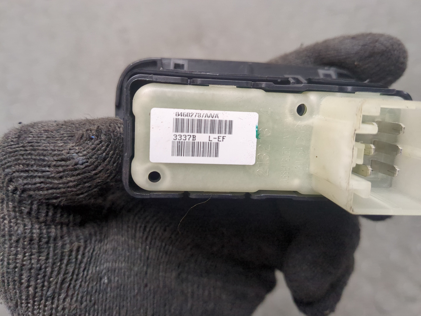 Кнопка стеклоподъемника