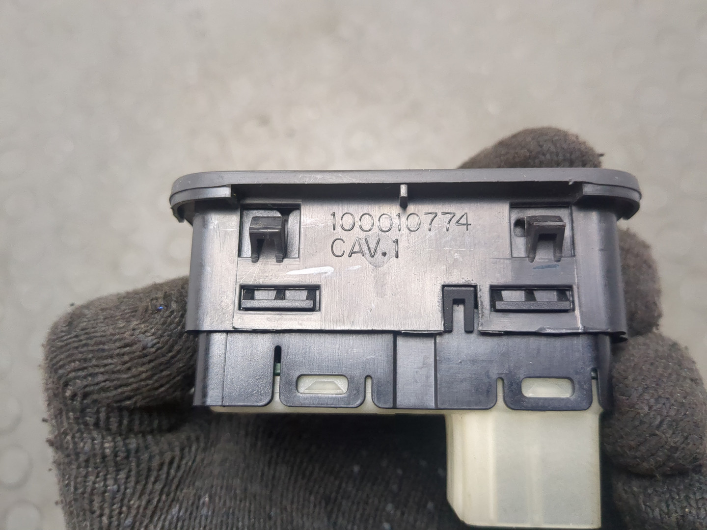 Кнопка стеклоподъемника