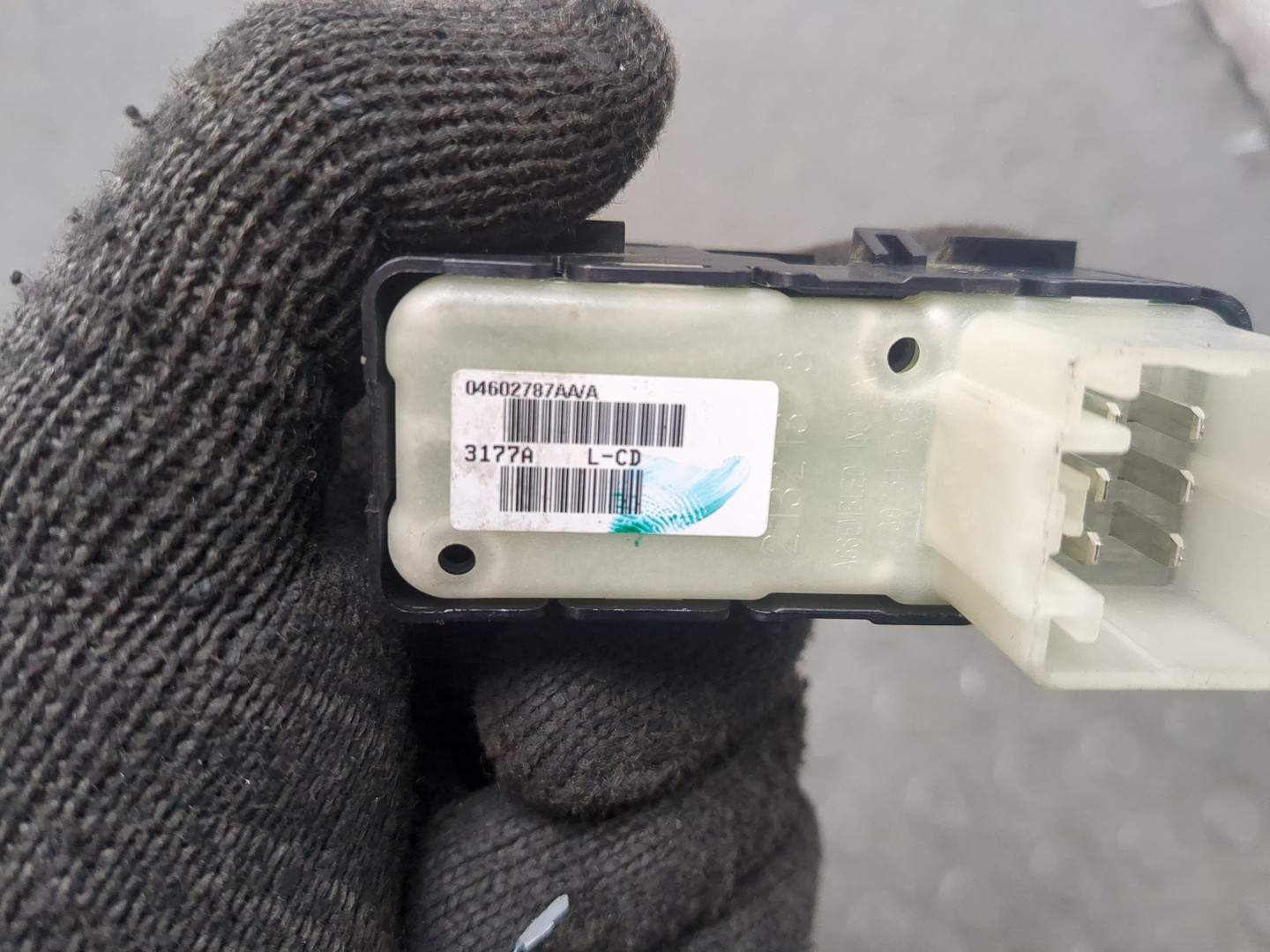 Кнопка стеклоподъемника