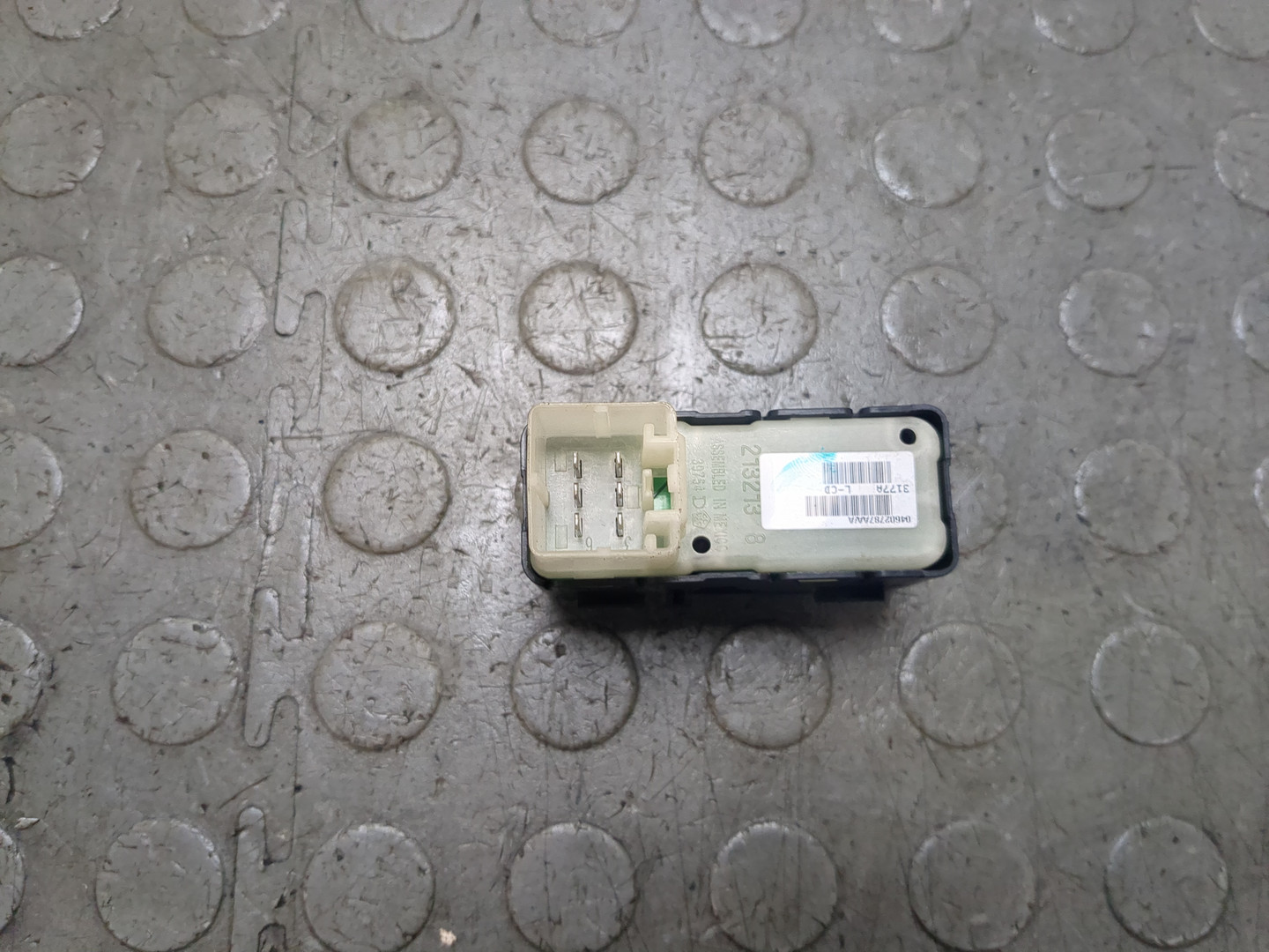 Кнопка стеклоподъемника