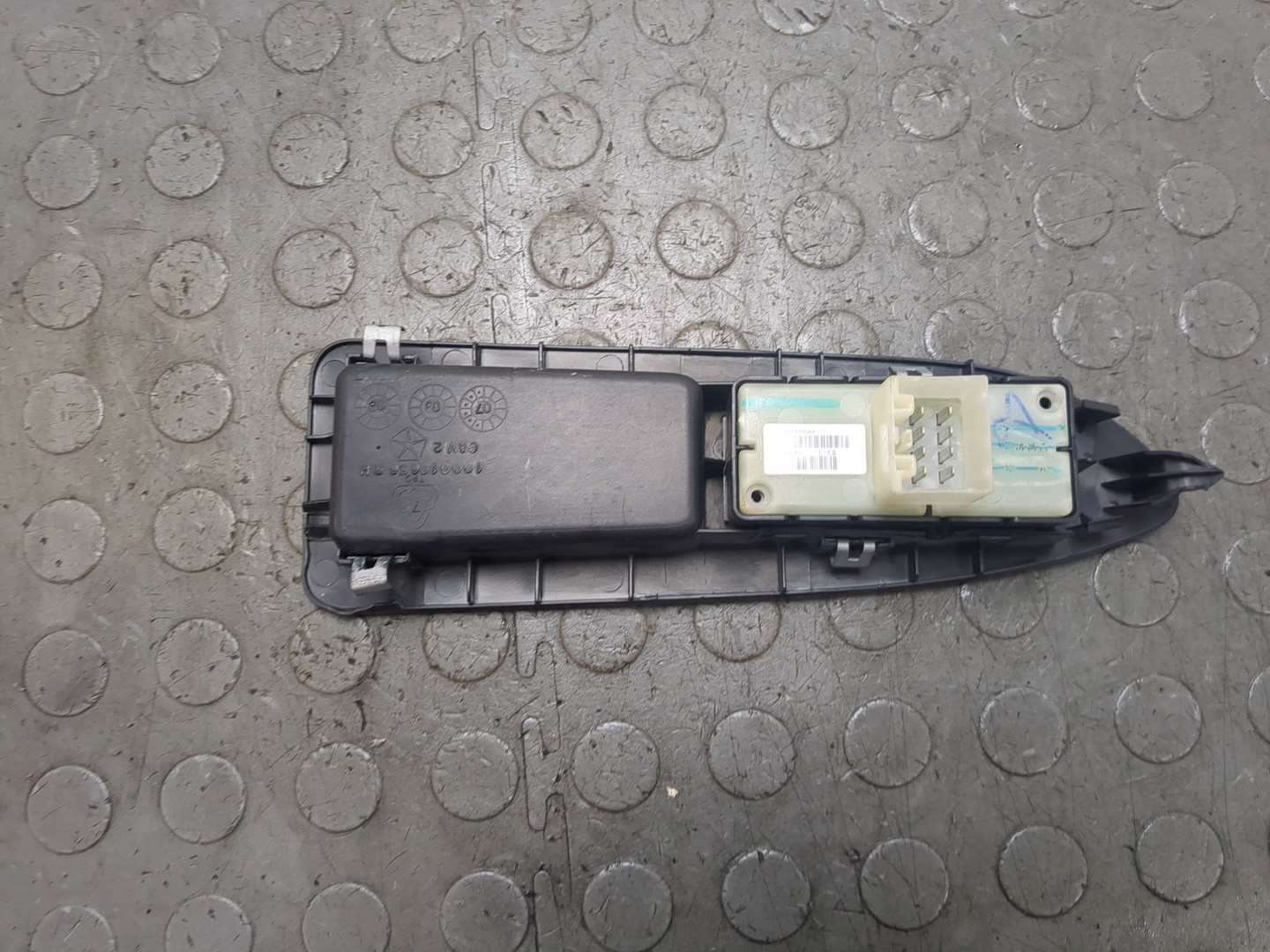 Кнопка стеклоподъемника