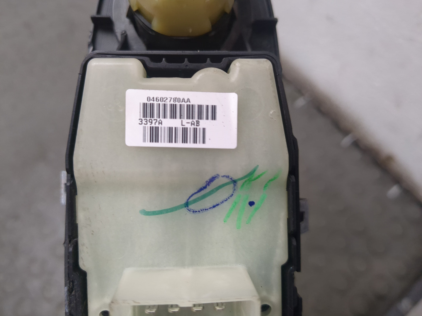 Кнопка стеклоподъемника