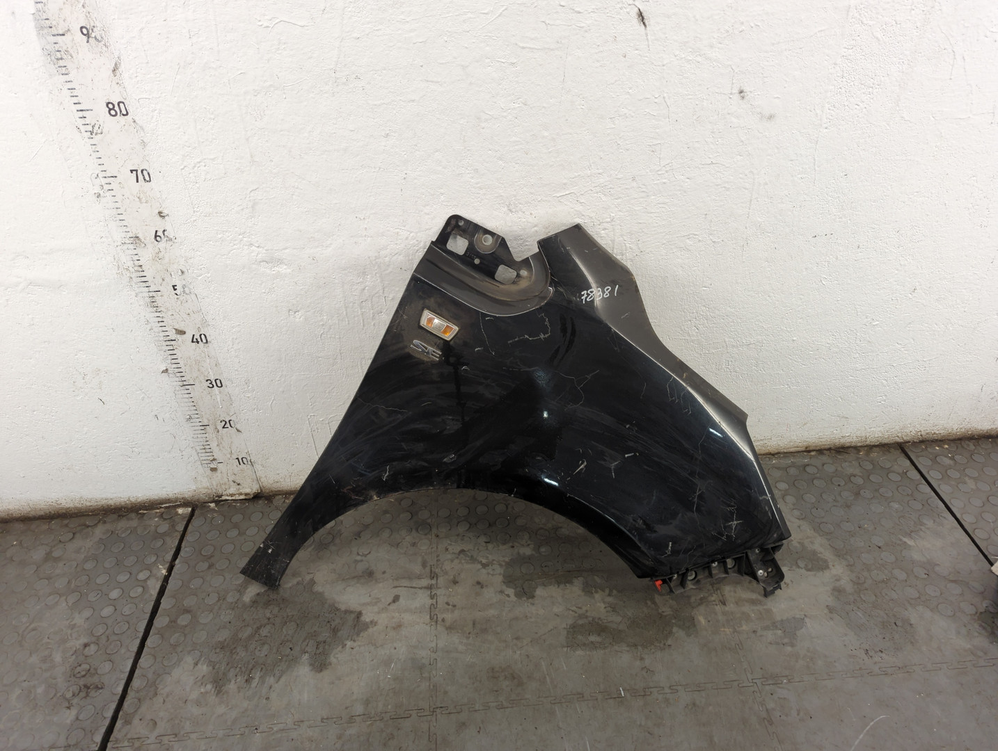 Крыло переднее правое