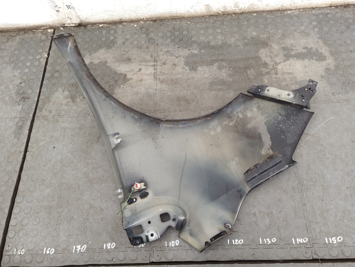 Крыло переднее правое