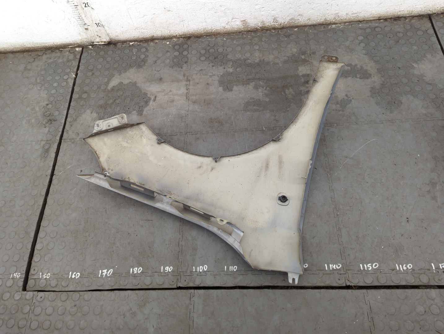 Крыло переднее левое