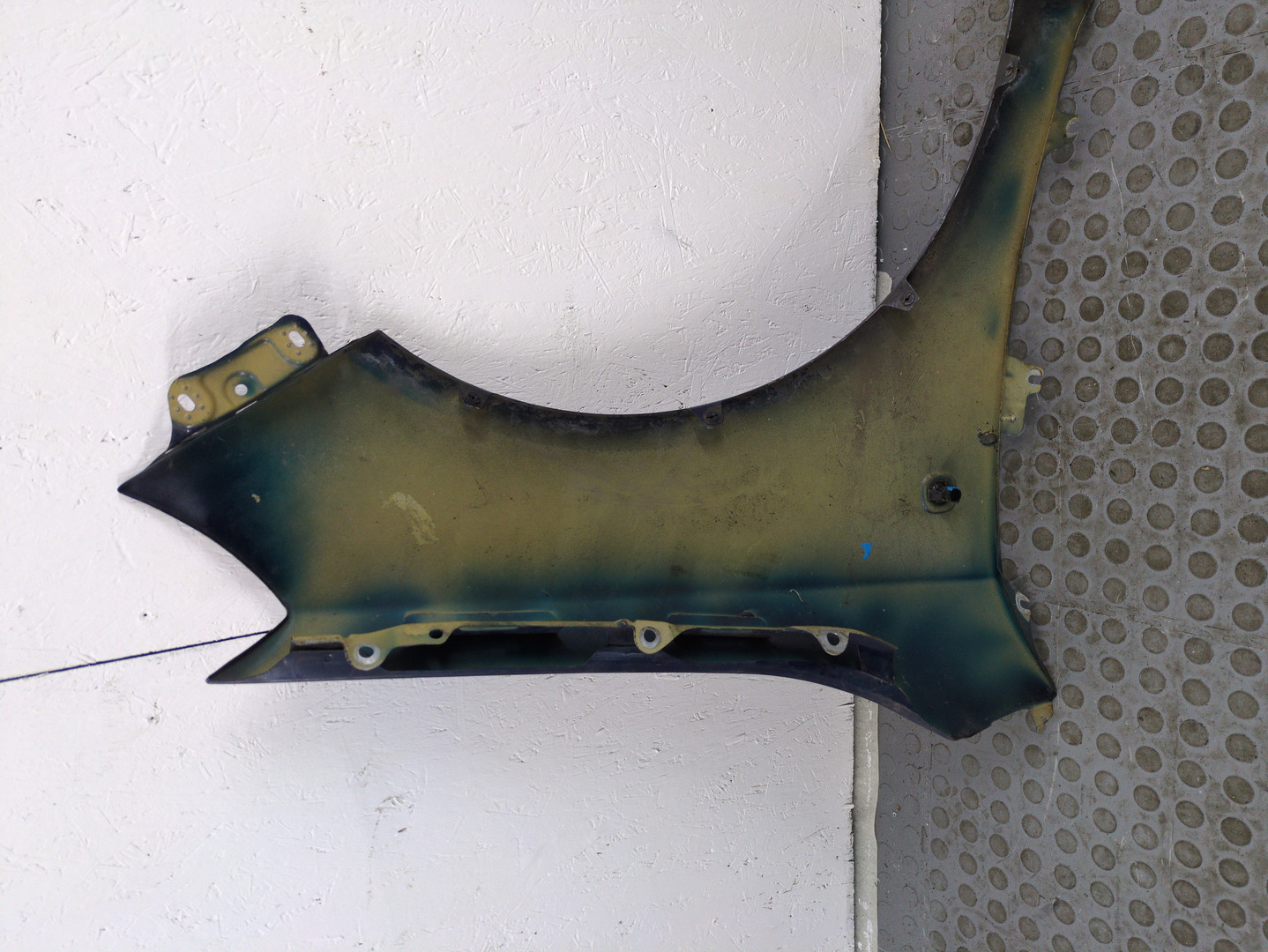 Крыло переднее левое