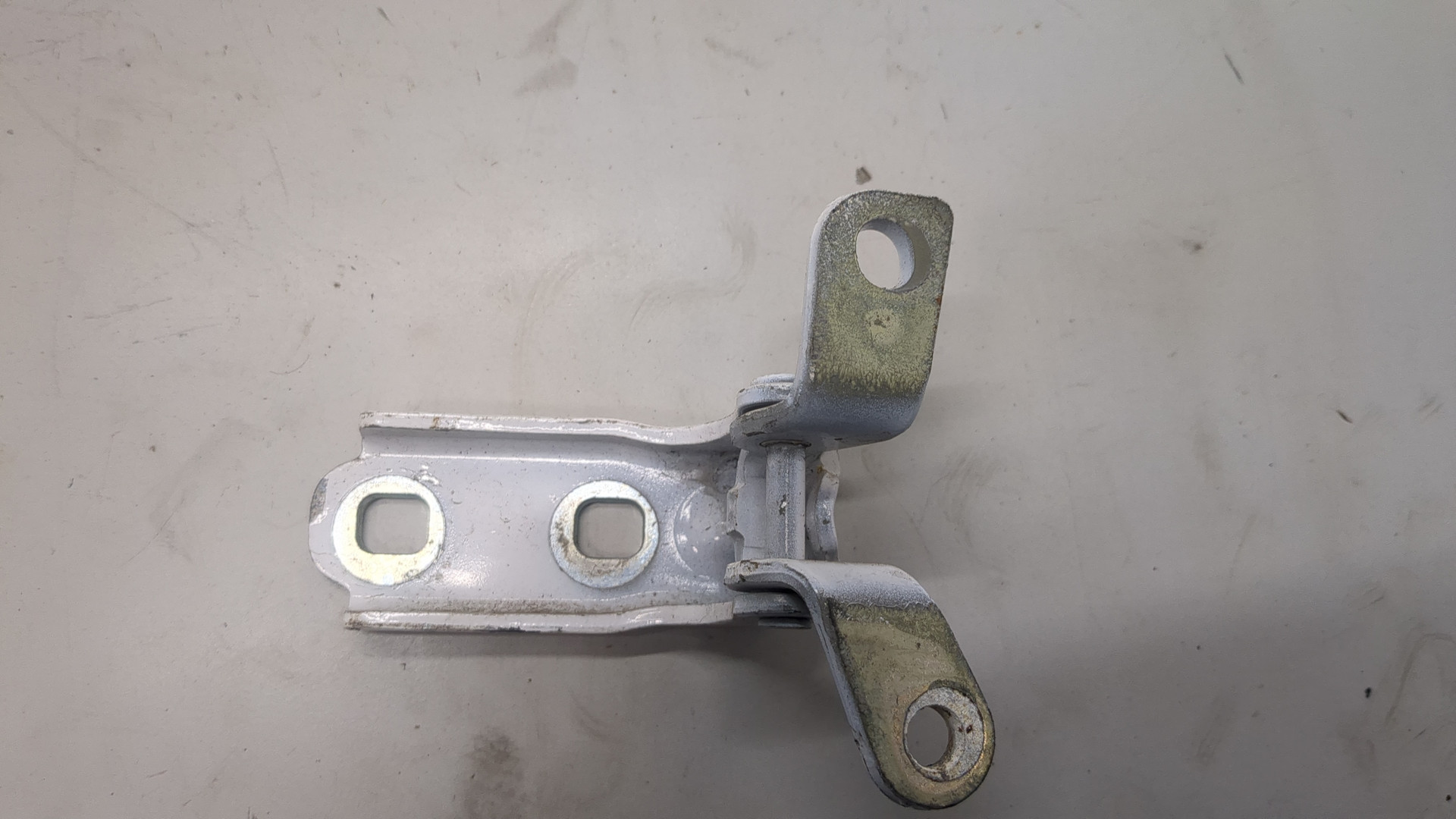 Петля двери