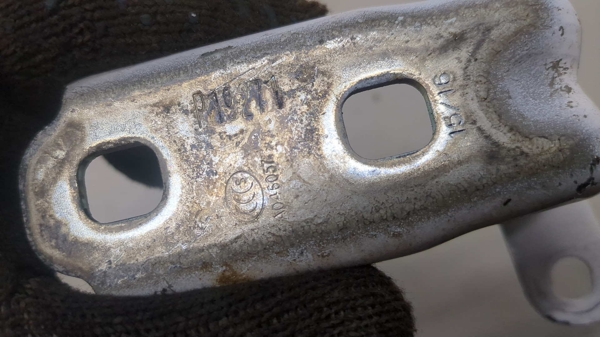 Петля двери