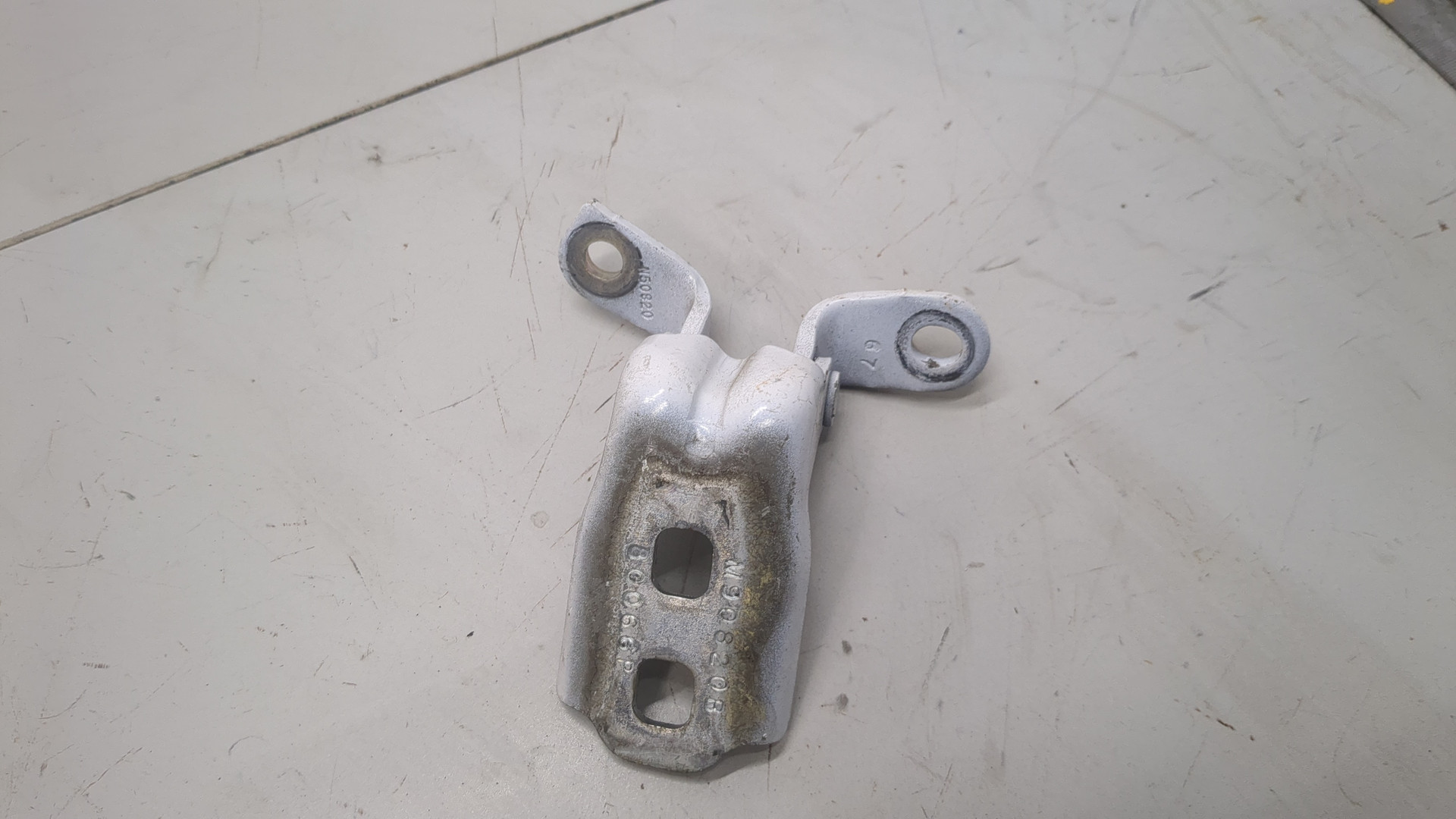 Петля двери