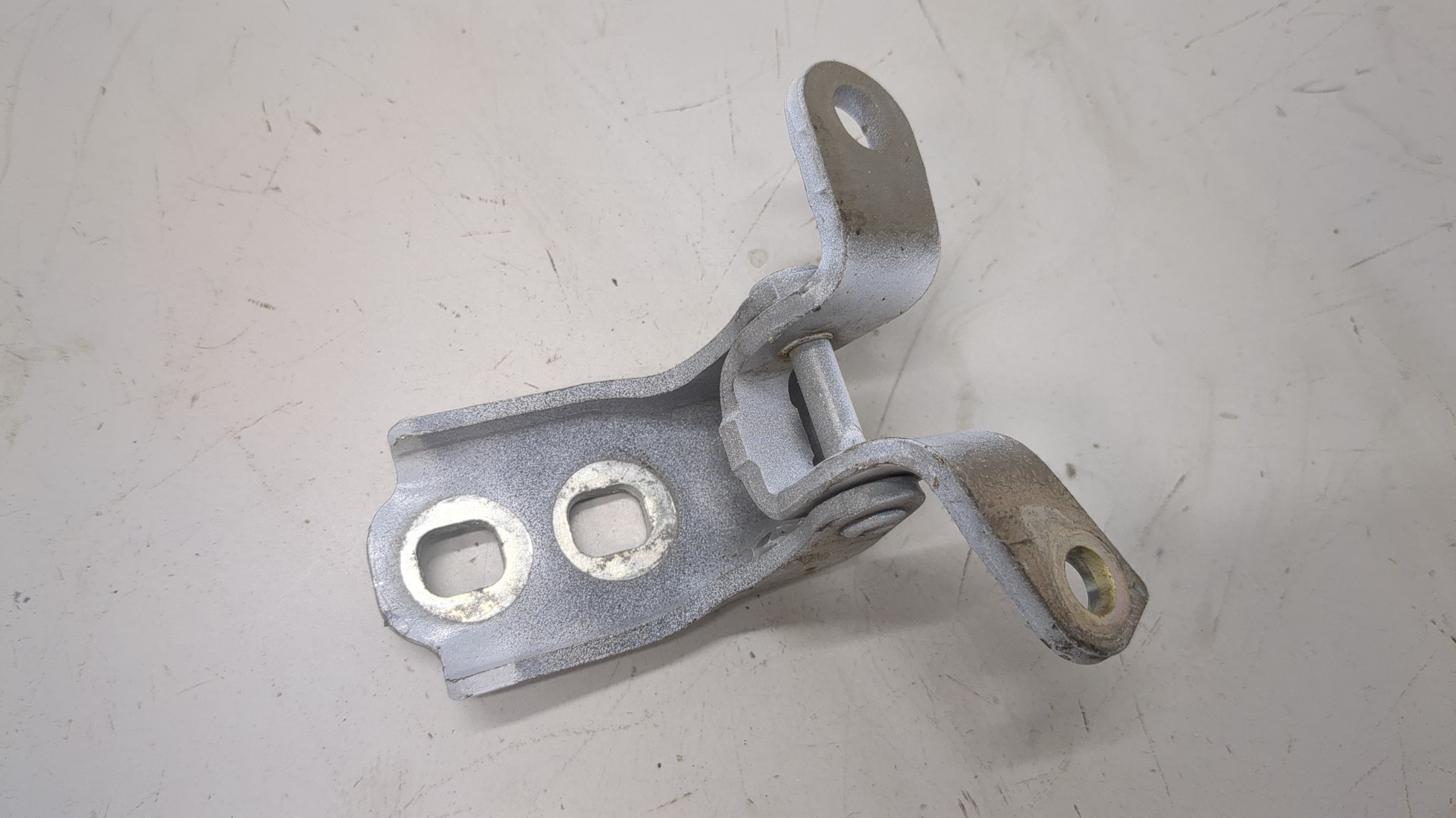 Петля двери