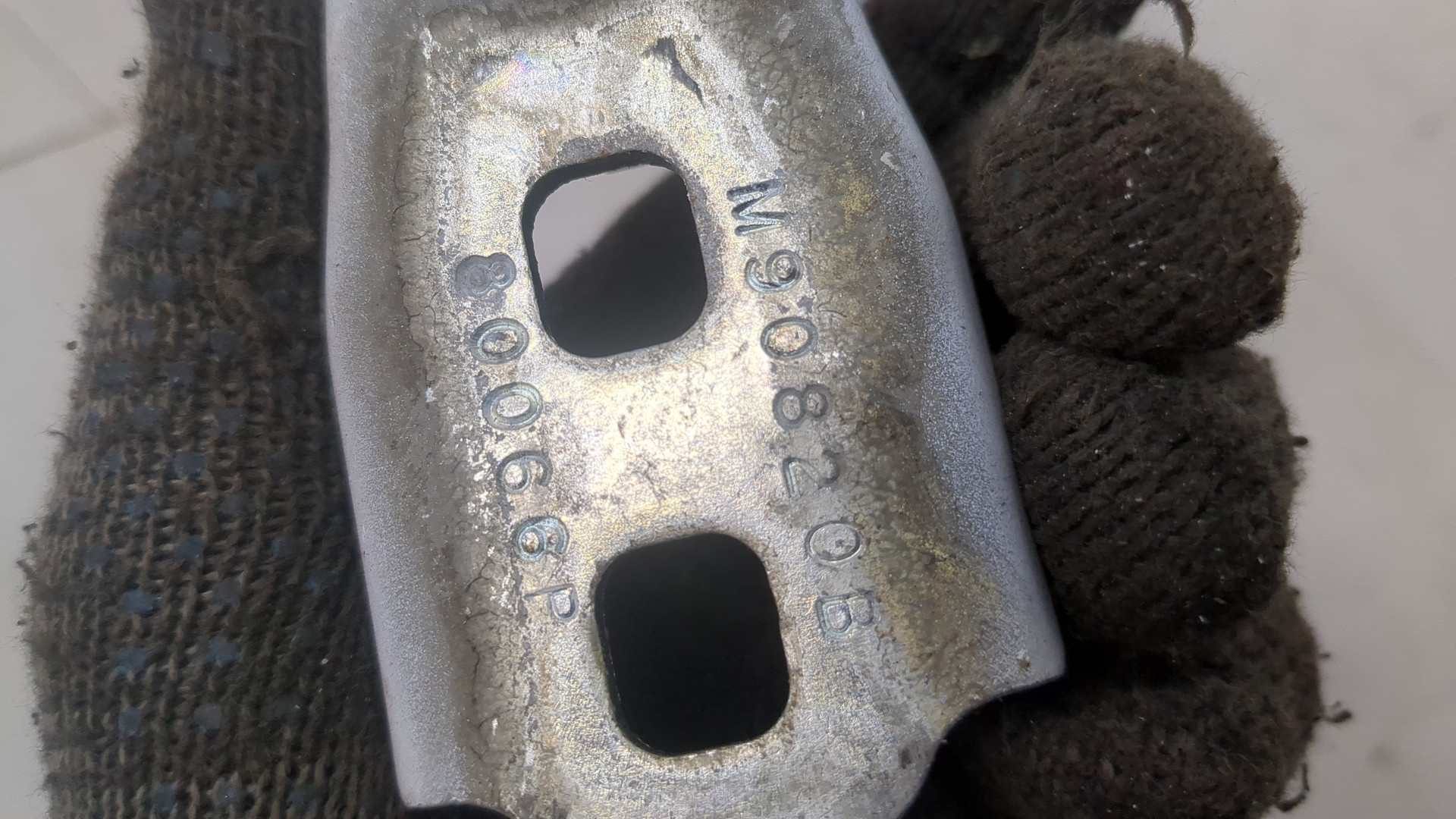 Петля двери