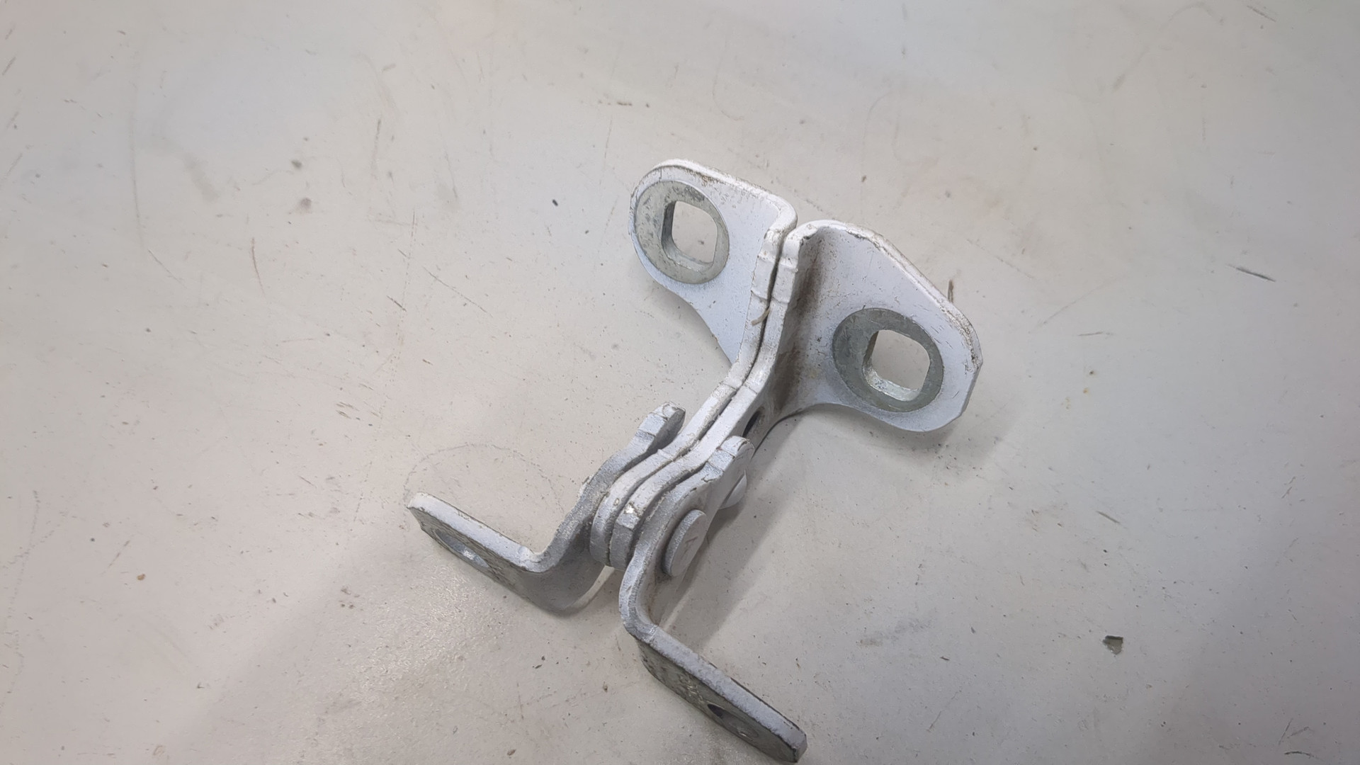 Петля двери