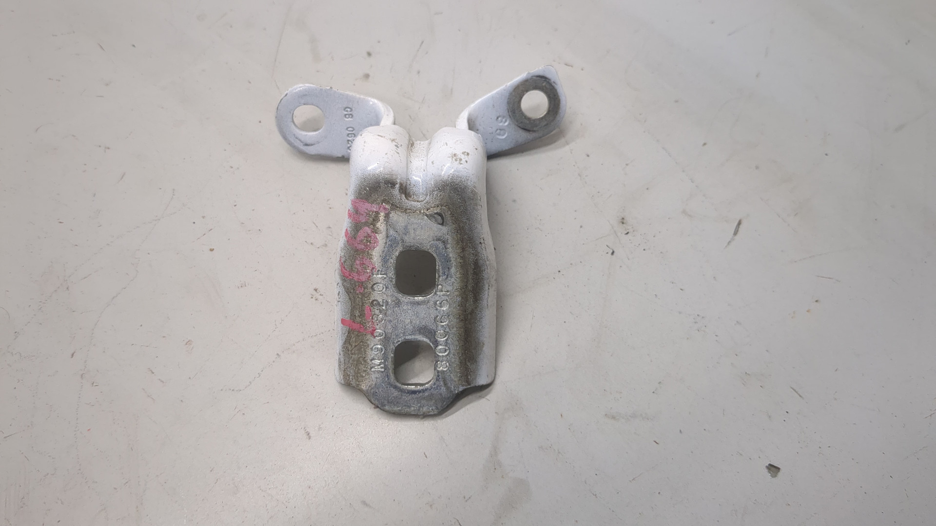 Петля двери