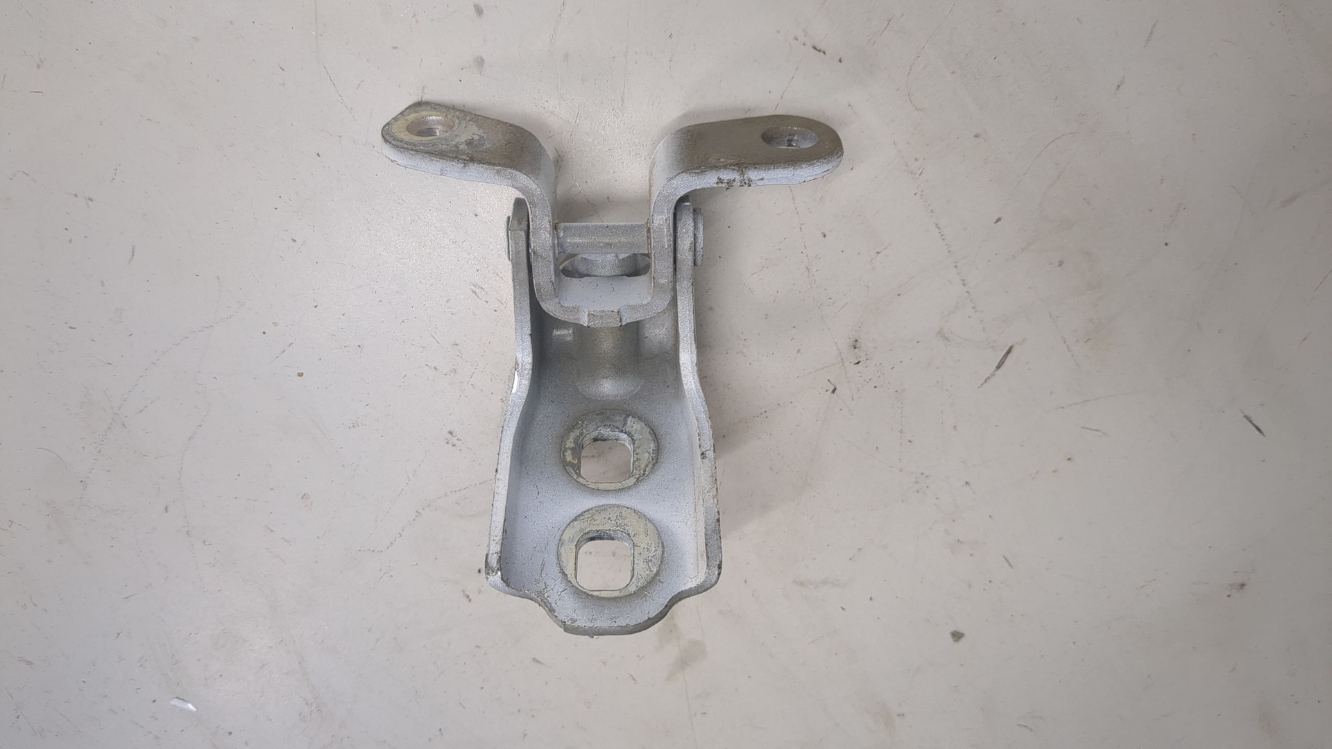 Петля двери