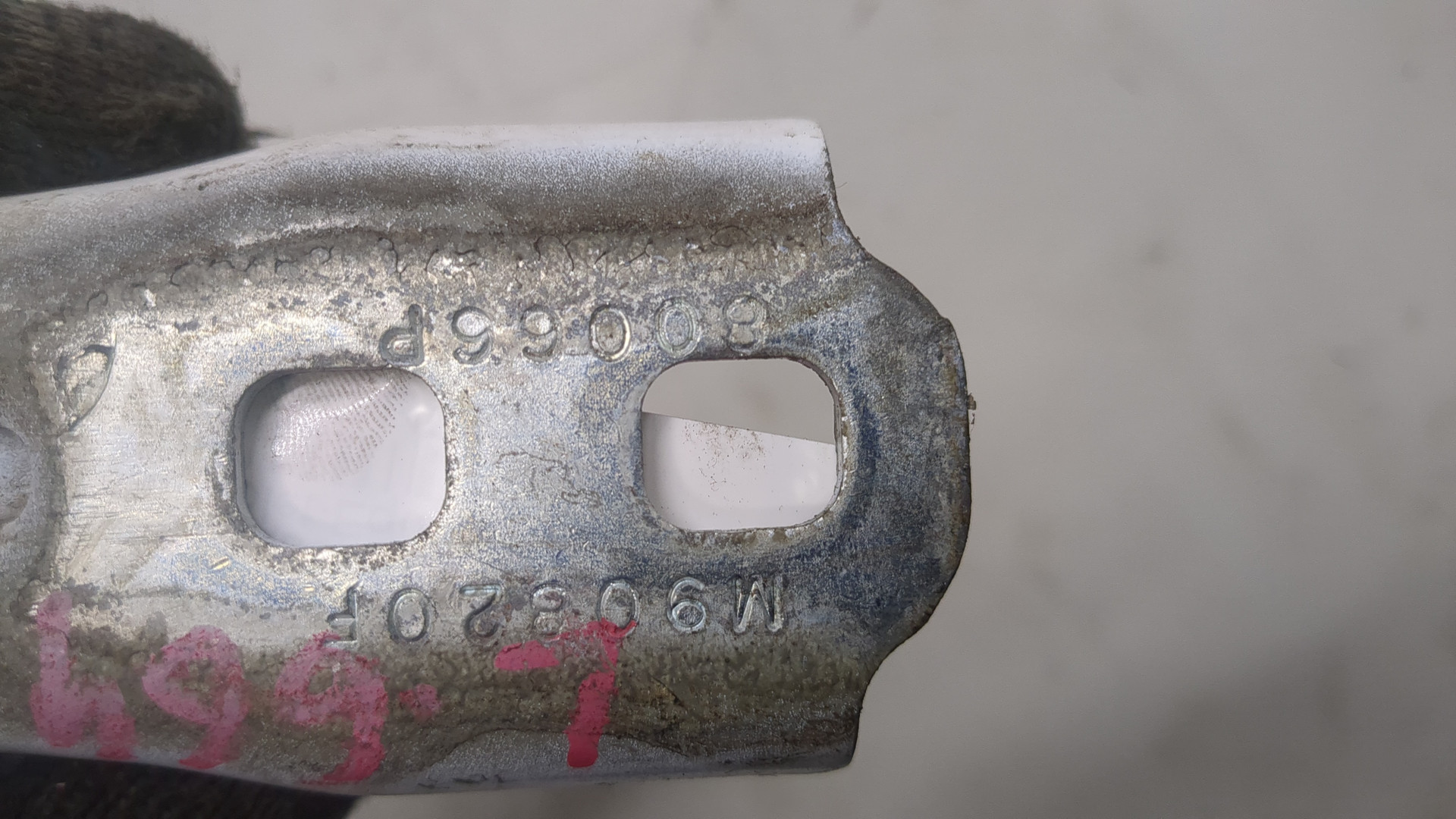 Петля двери