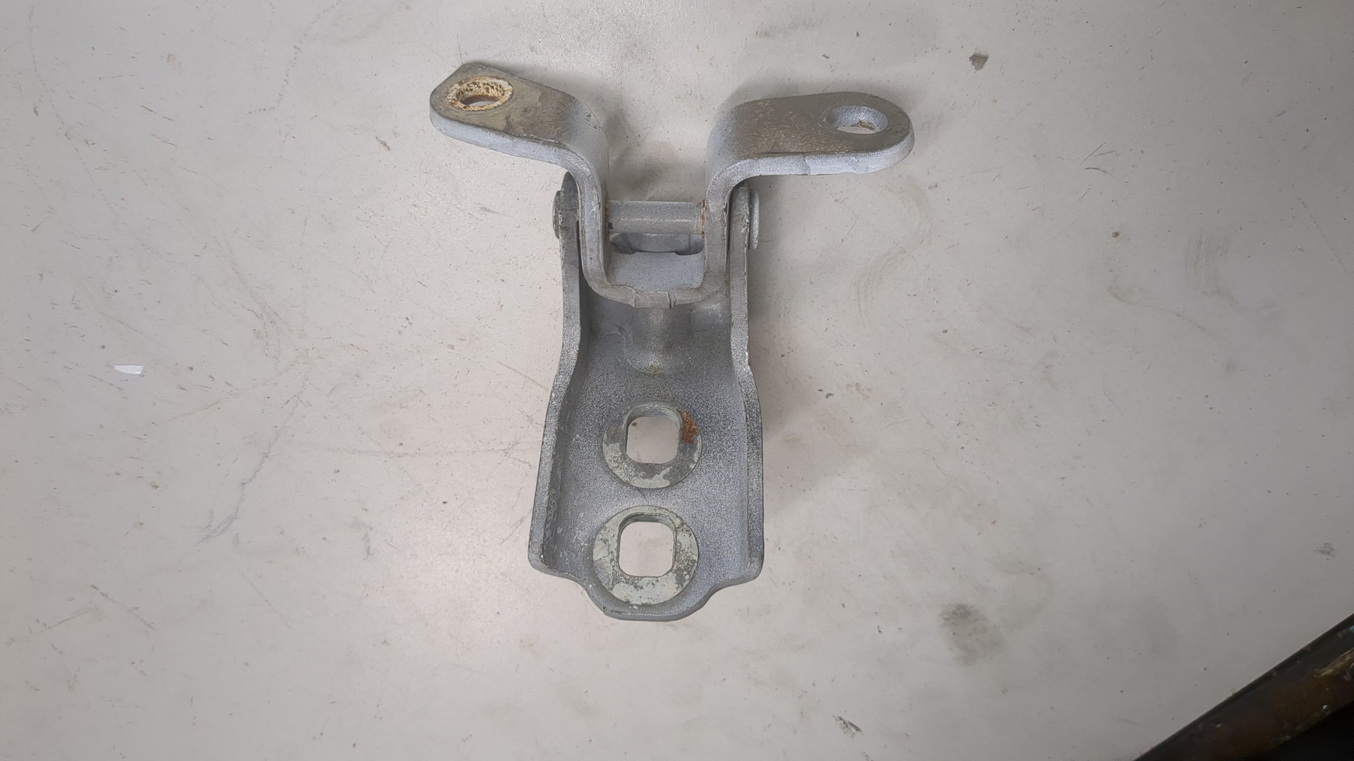 Петля двери