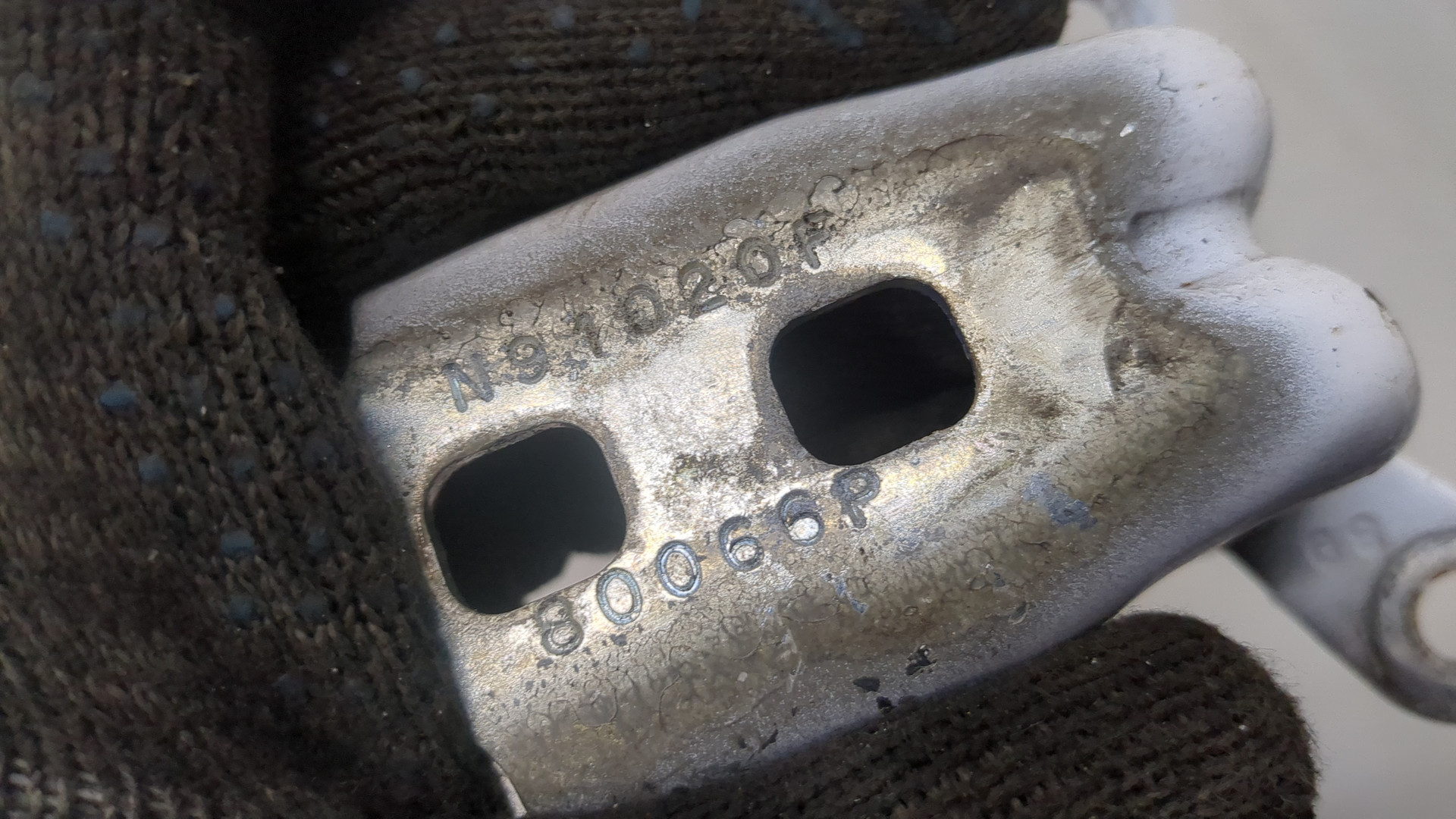 Петля двери