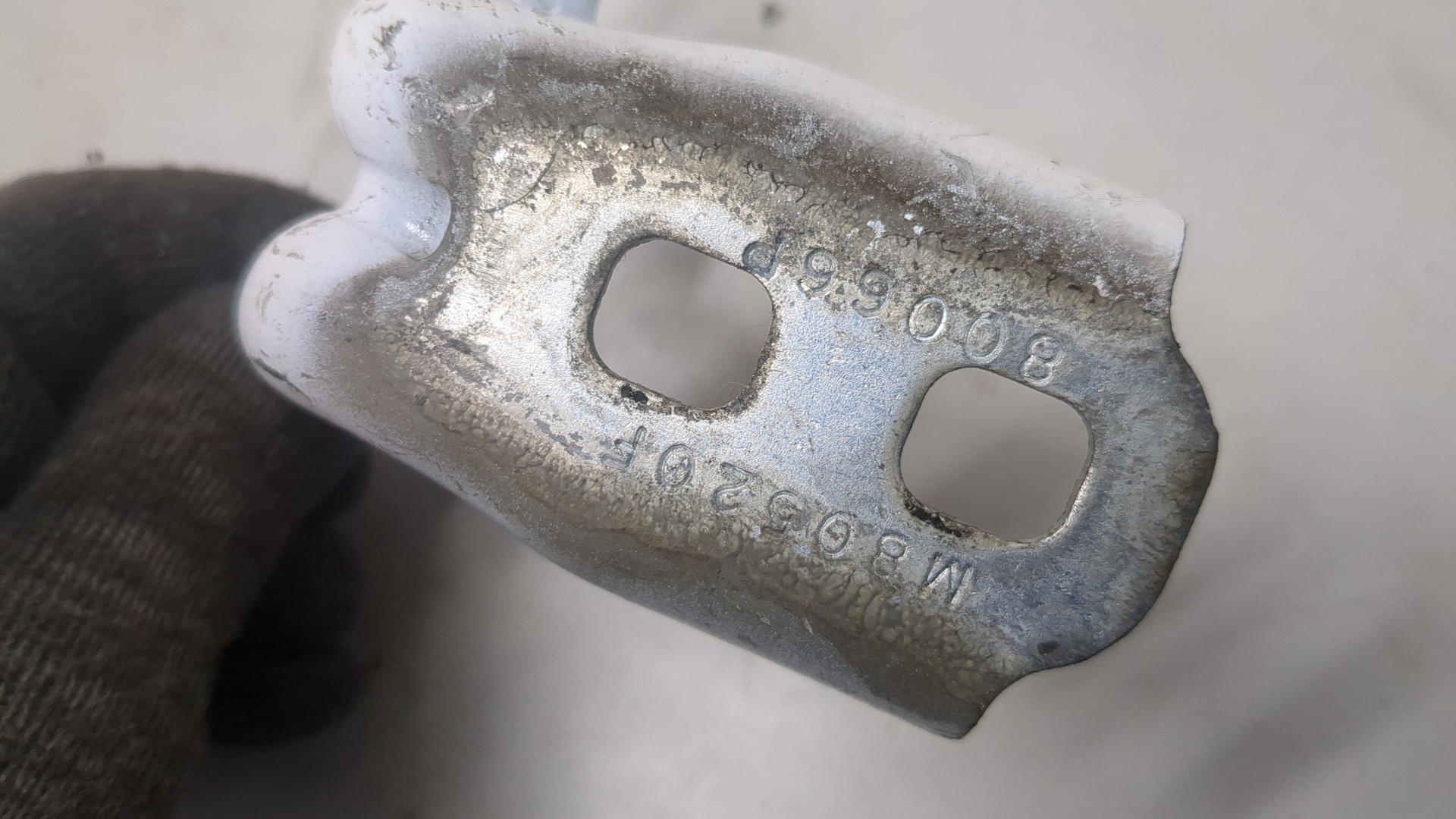 Петля двери