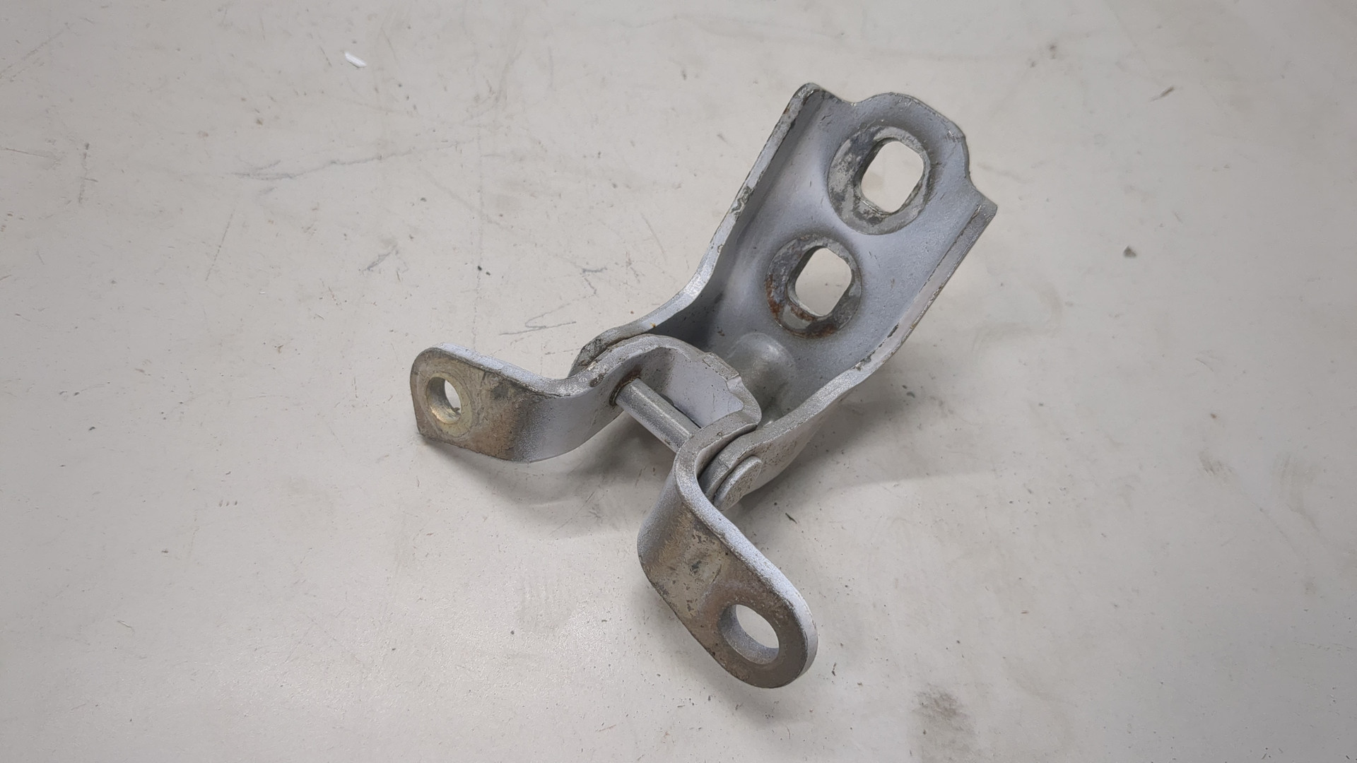 Петля двери