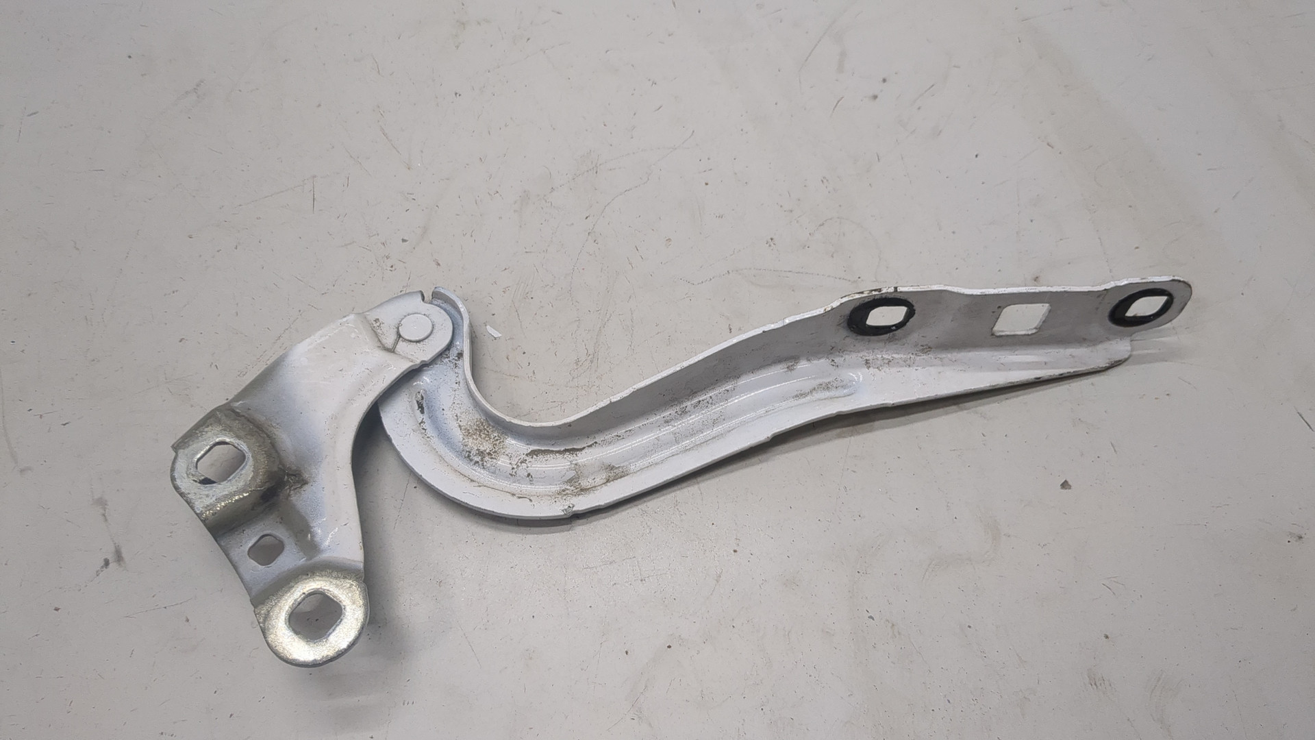 Петля капота левая