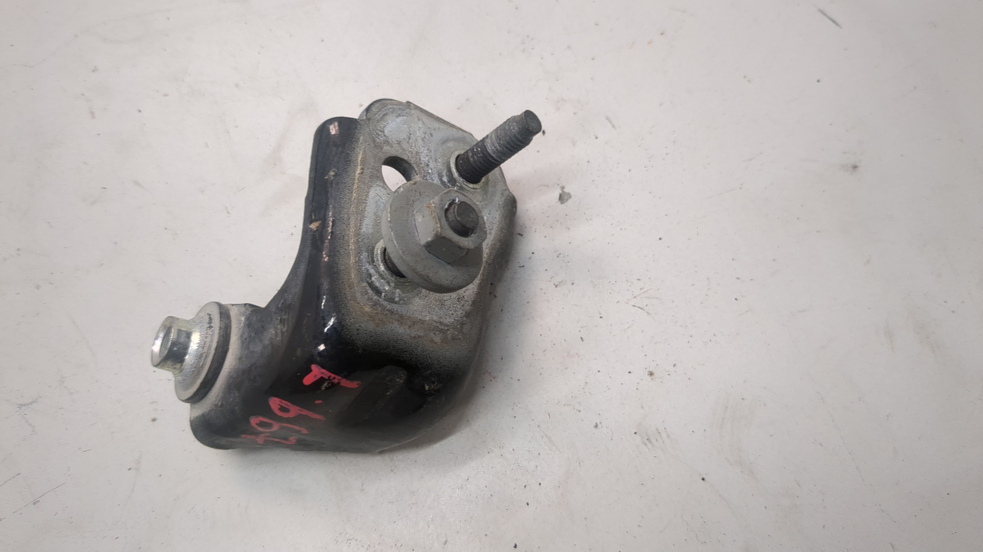 Петля двери