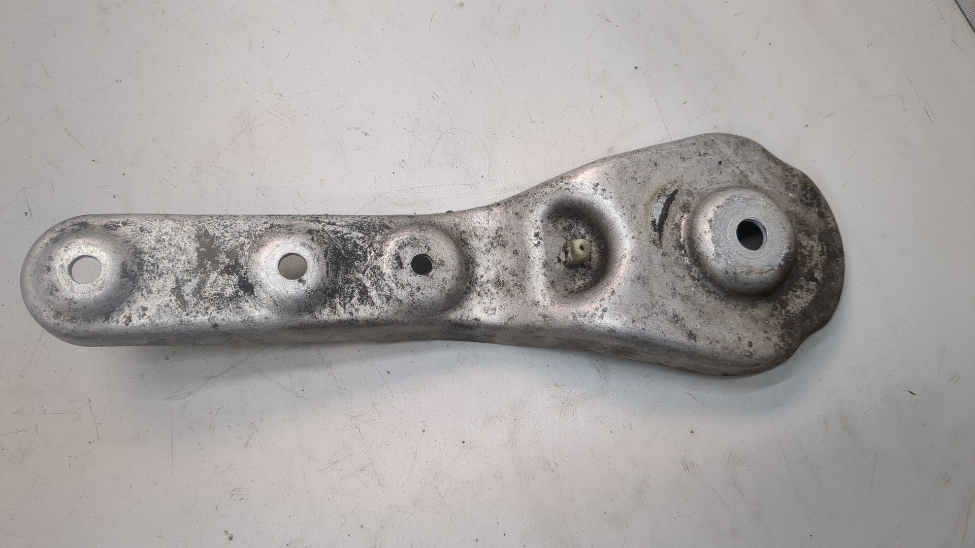 Кронштейн передней балки