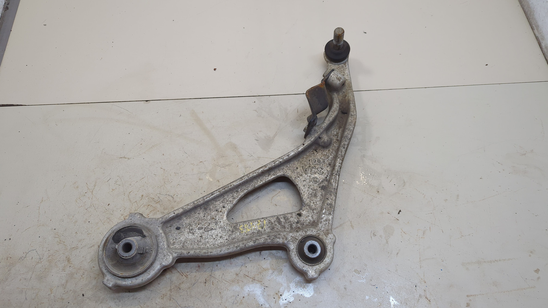 Рычаг передний левый