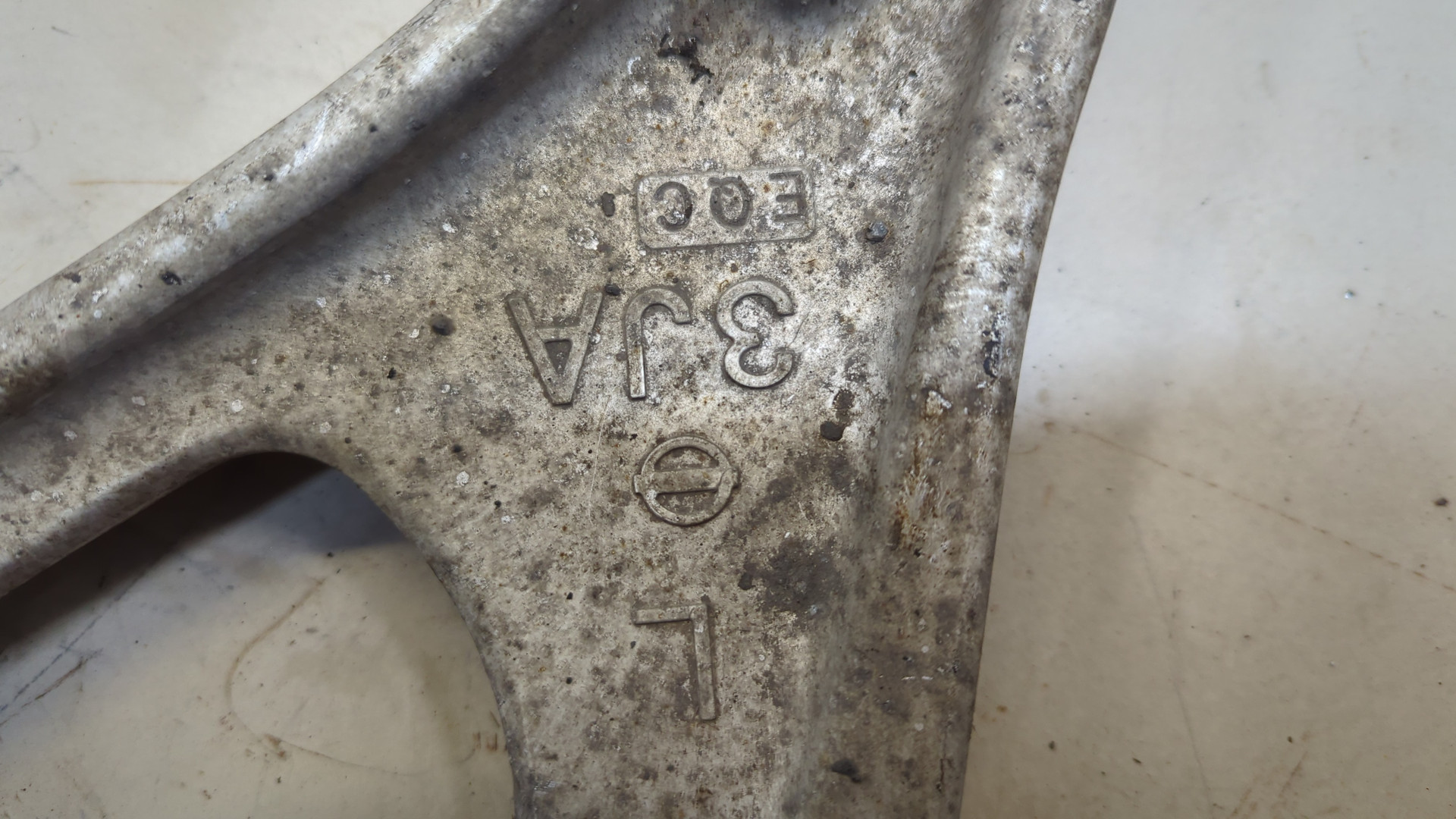 Рычаг передний левый