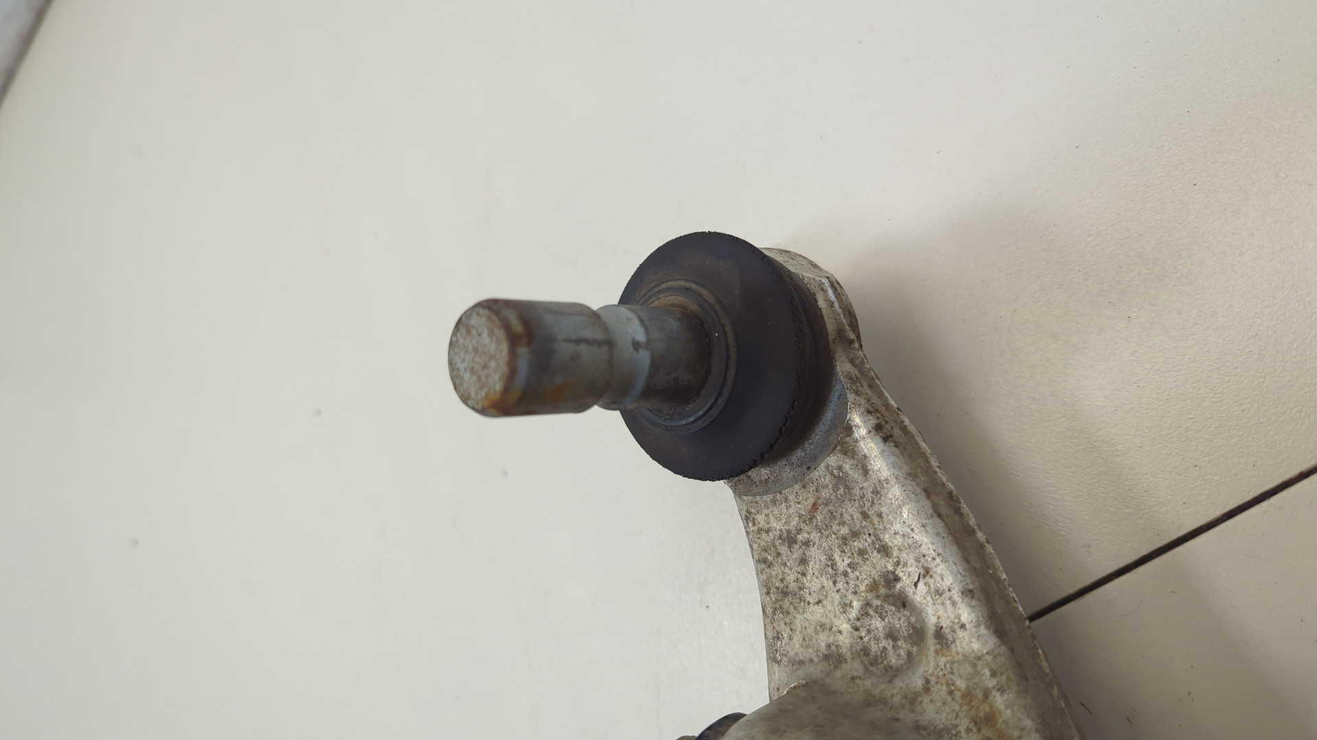 Рычаг передний левый