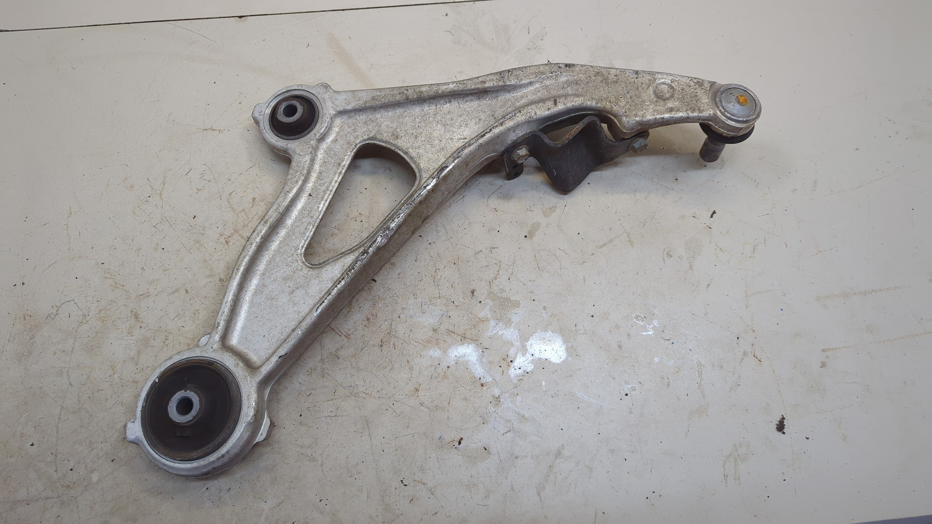 Рычаг передний левый