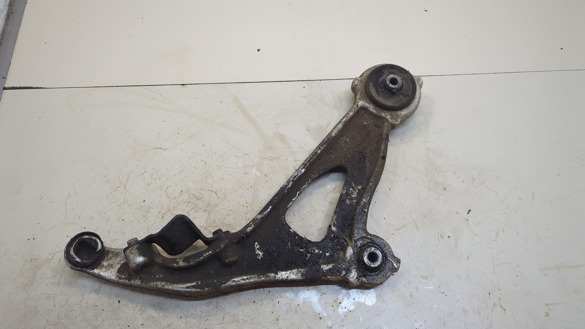 Рычаг передний правый