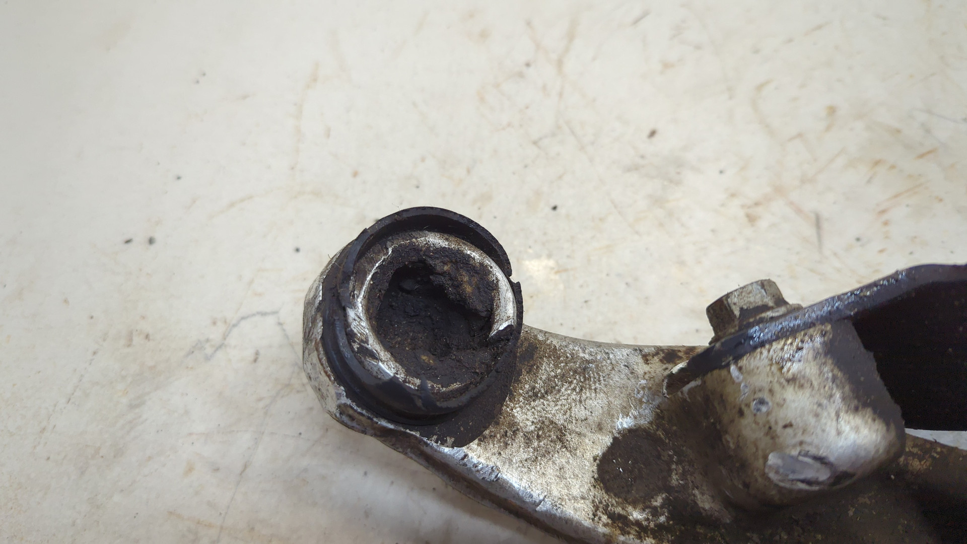 Рычаг передний правый